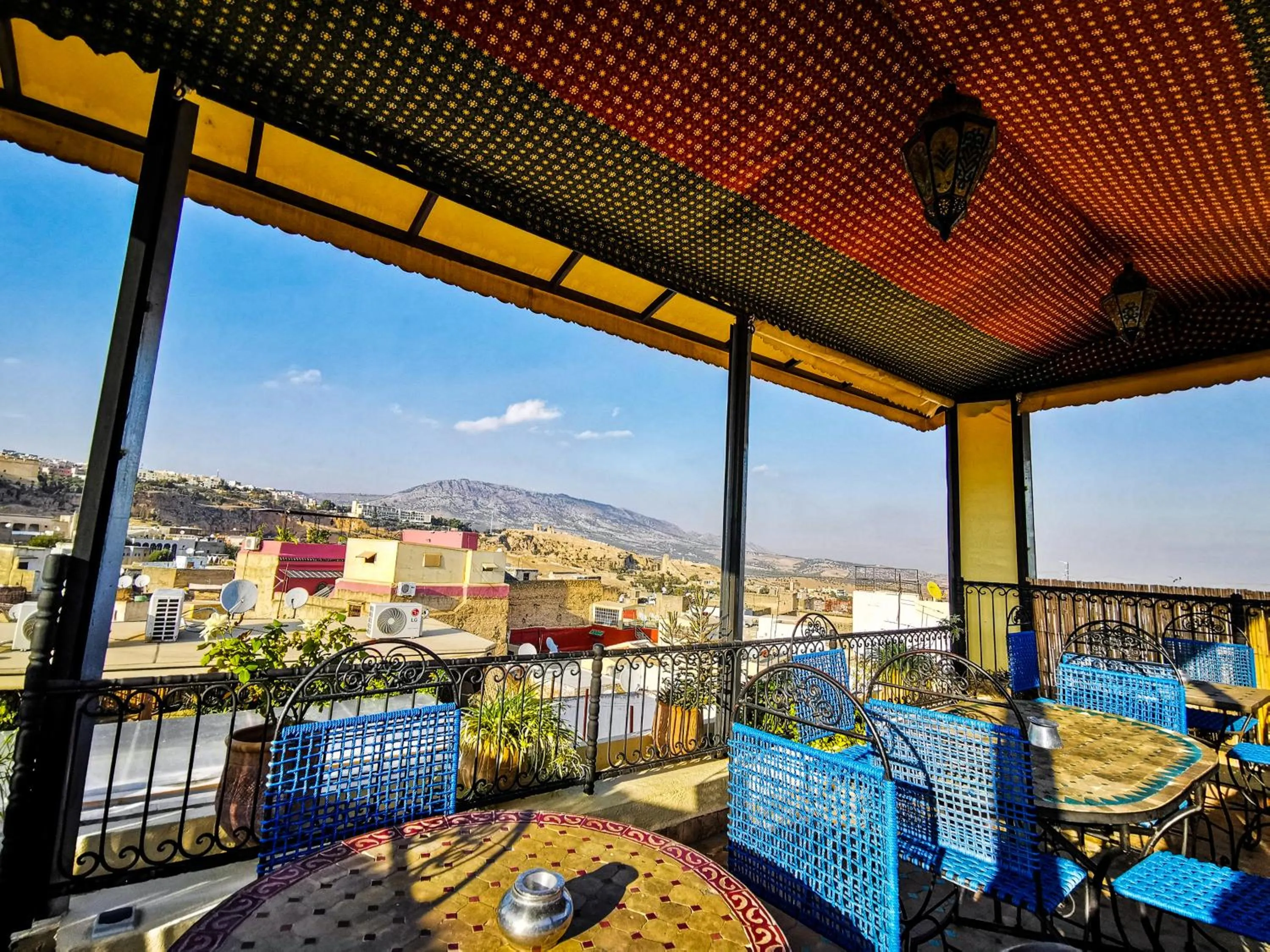 Restaurant/places to eat in Riad Farah