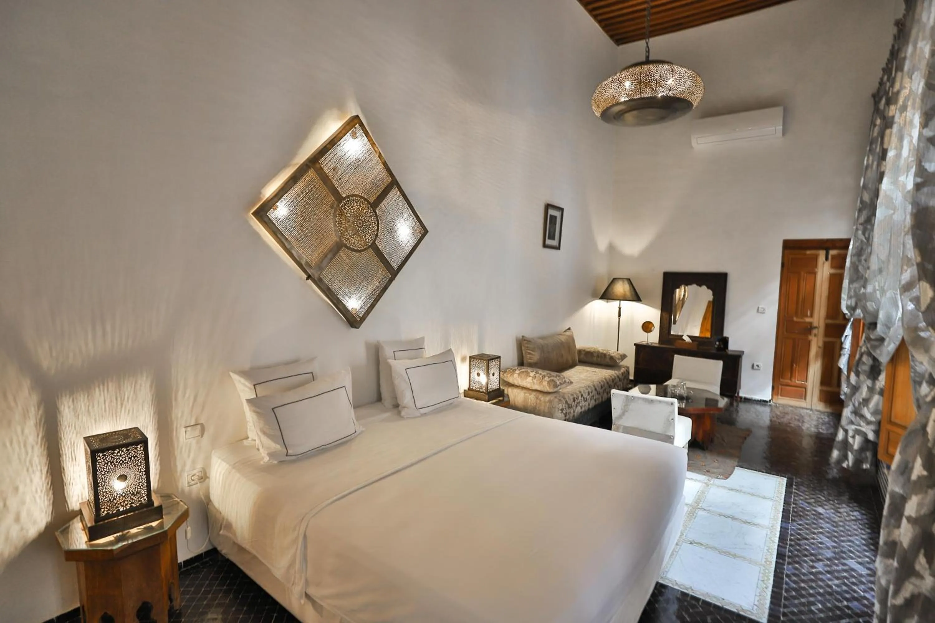 Photo of the whole room, Bed in Riad Layla