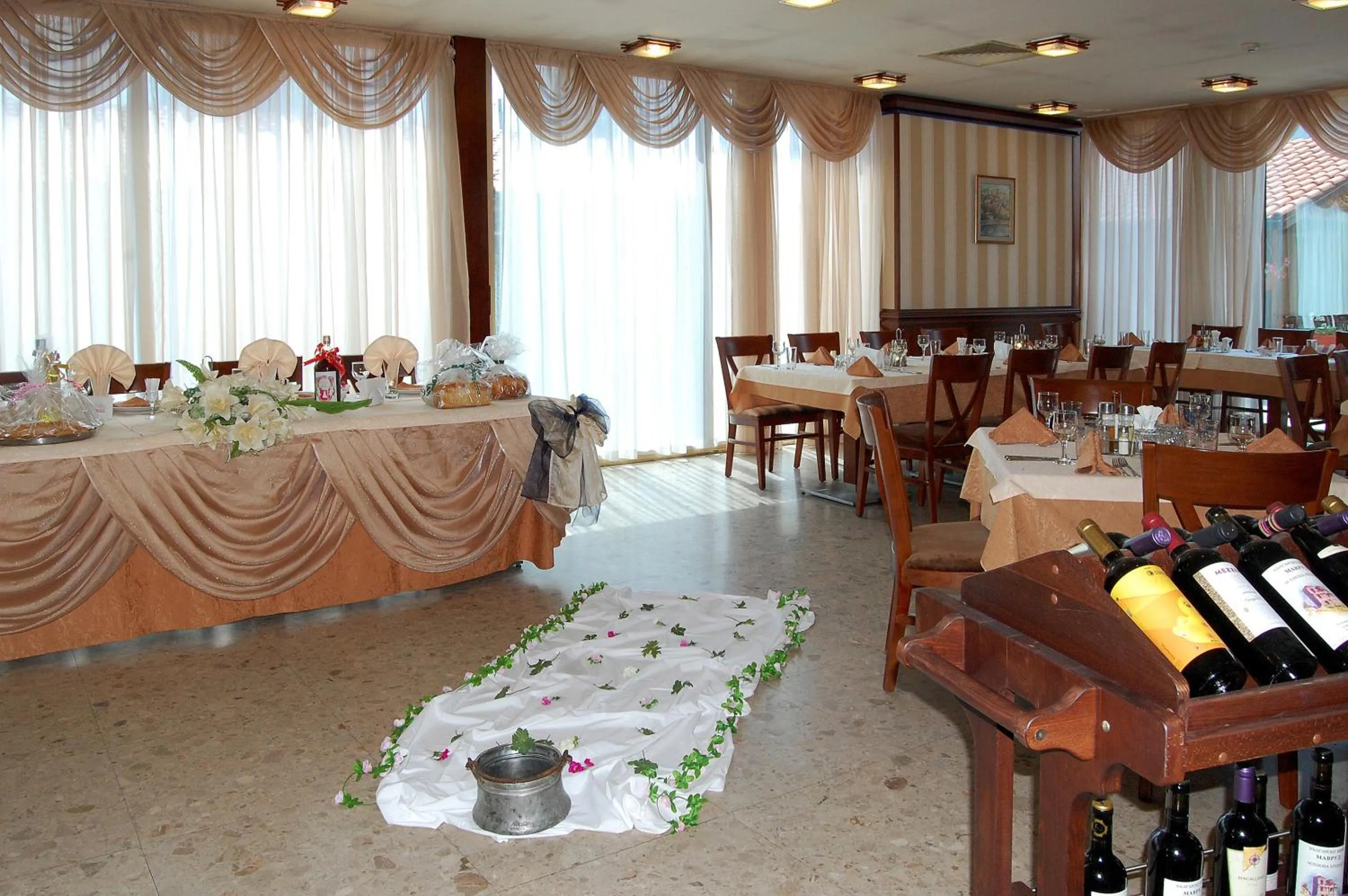 Restaurant/places to eat in Nadejda Hotel