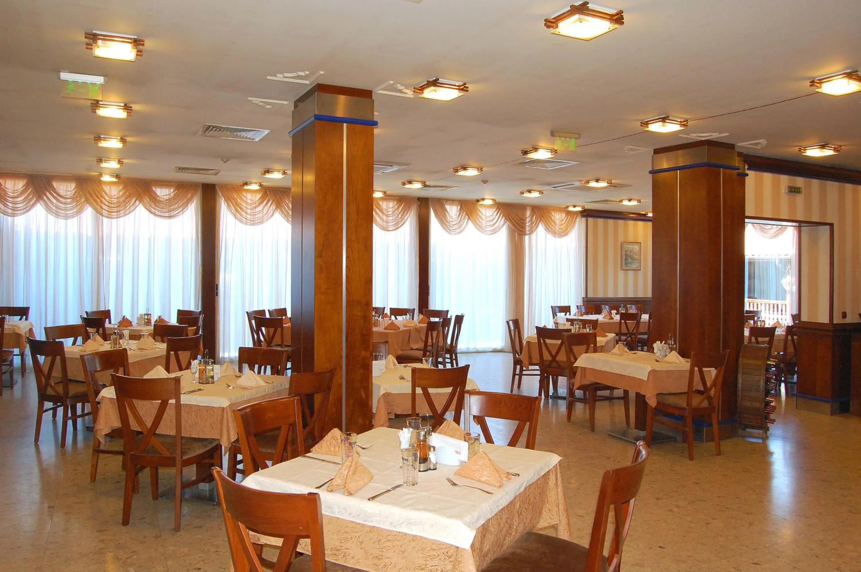 Restaurant/places to eat in Nadejda Hotel