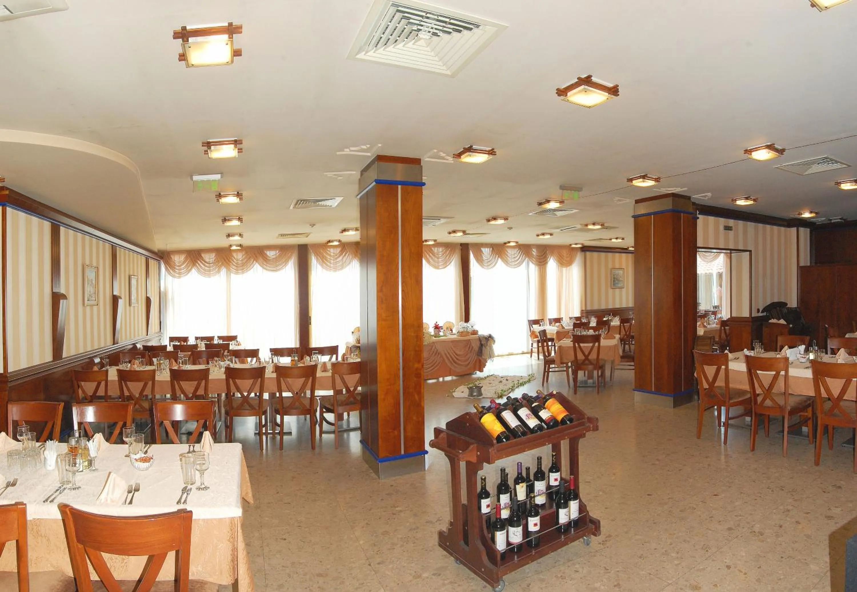 Restaurant/places to eat in Nadejda Hotel