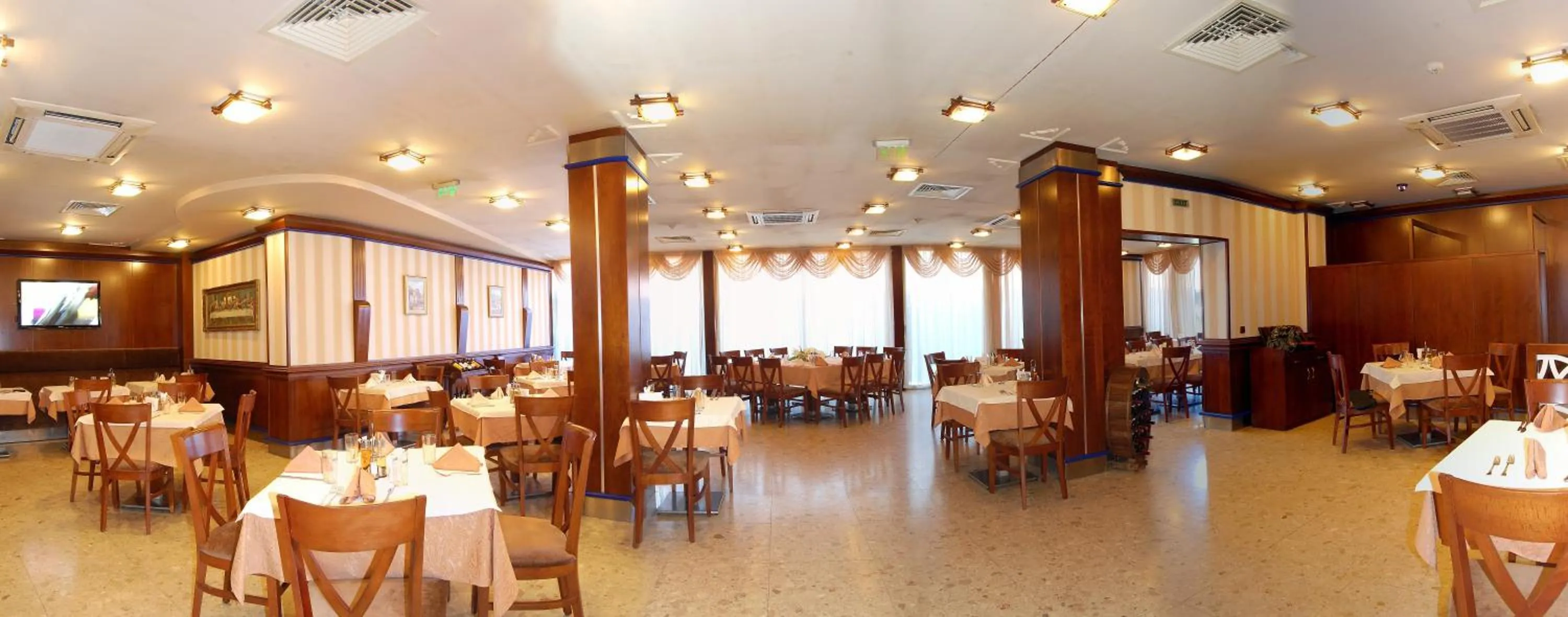 Restaurant/places to eat in Nadejda Hotel