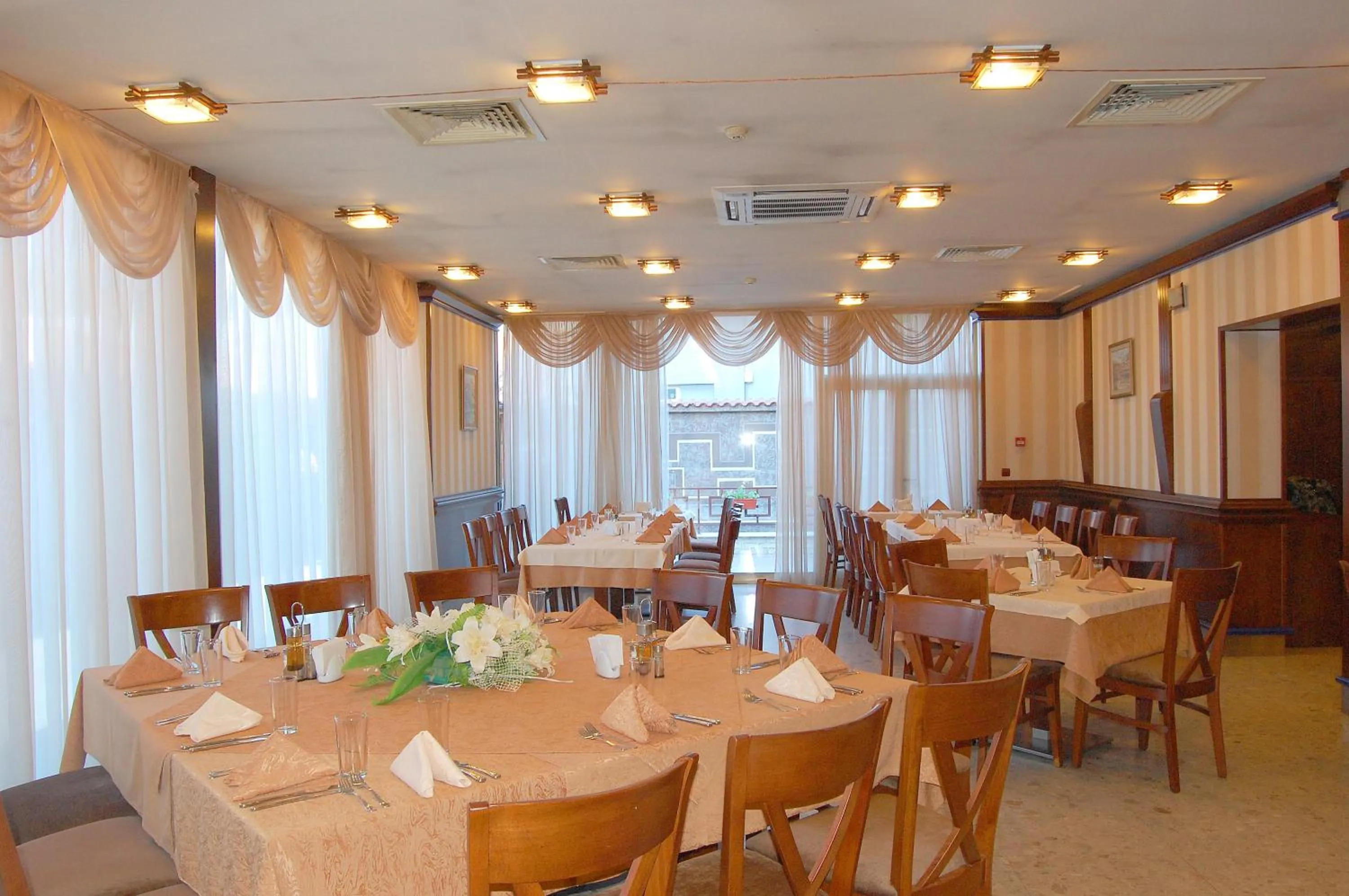Restaurant/places to eat in Nadejda Hotel