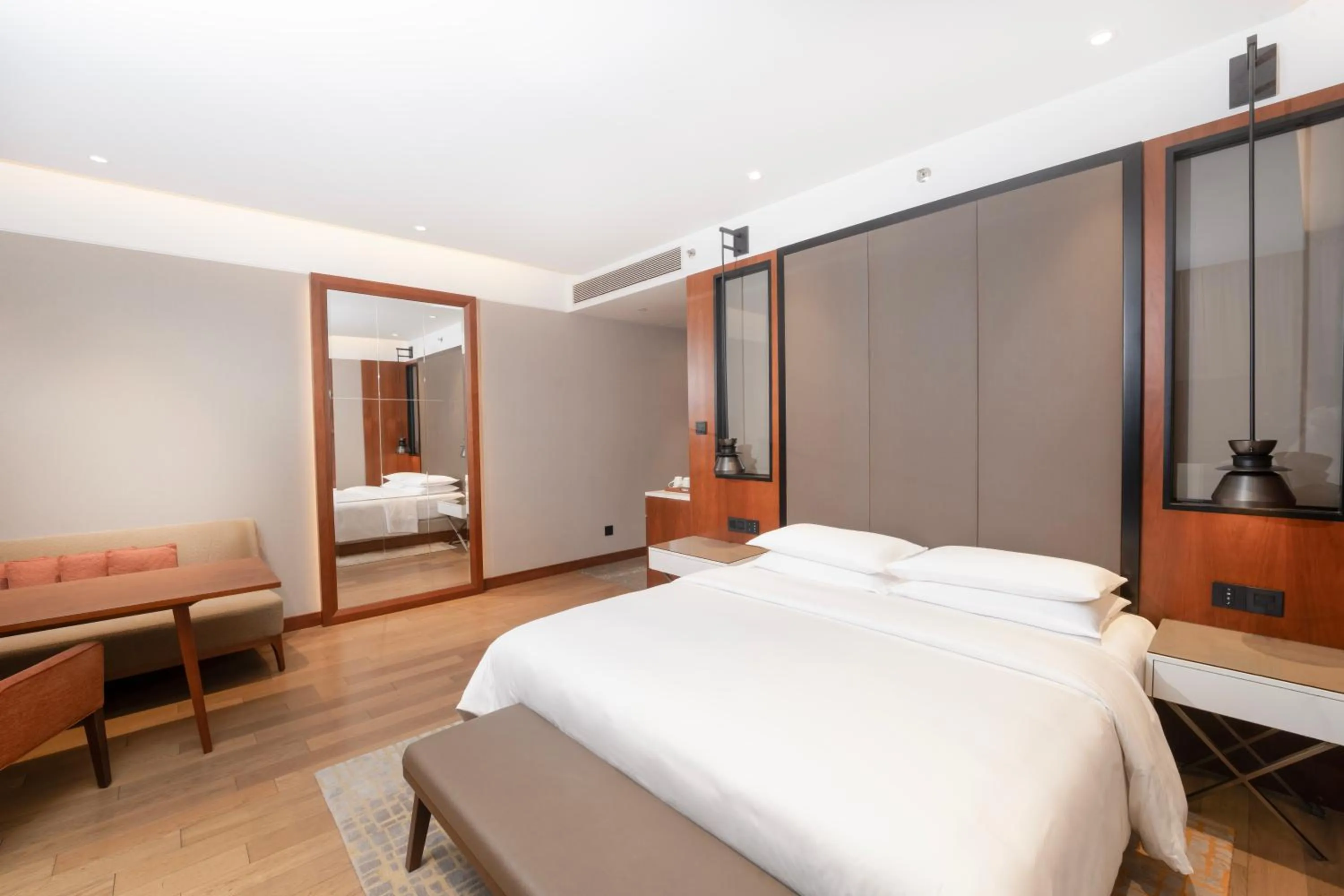 Bed in Grand Hyatt Kochi Bolgatty