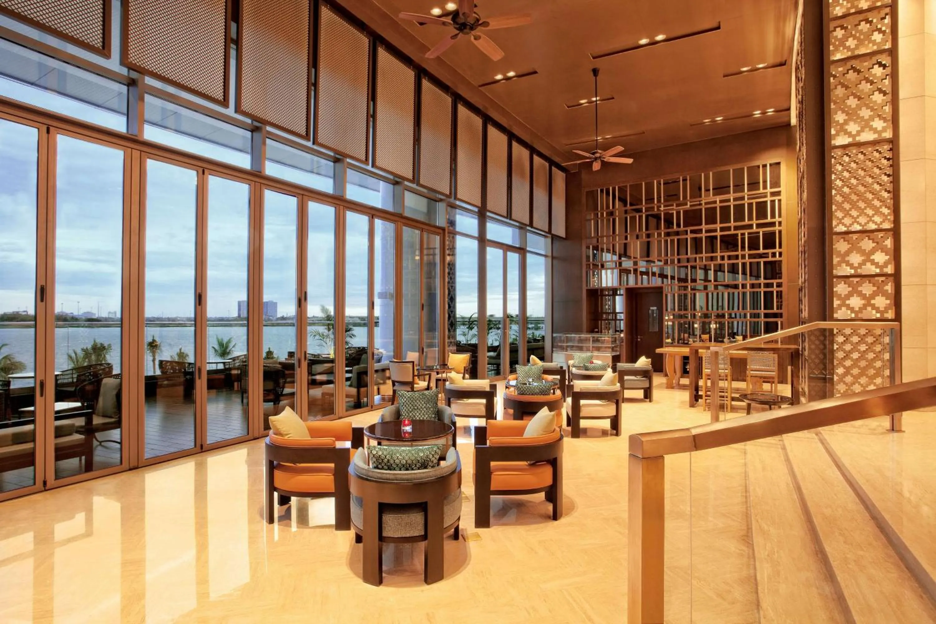 Lounge or bar in Grand Hyatt Kochi Bolgatty