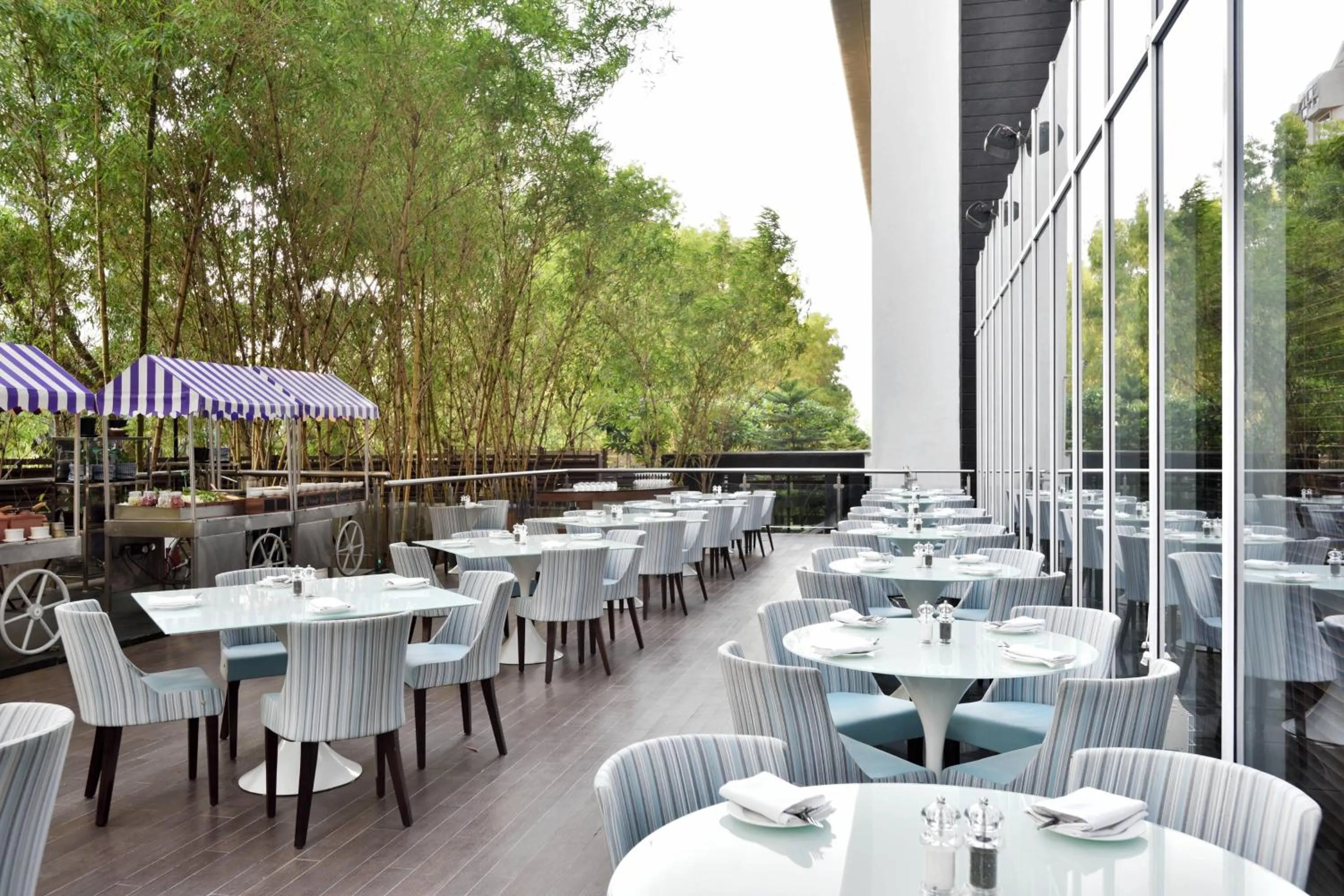 Restaurant/places to eat in Marriott Suites Pune