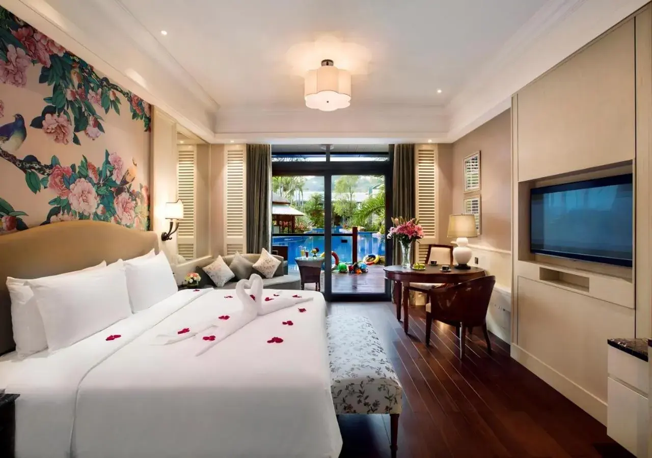 King Room with Pool View in Seaview Resort Xiamen King Room with Pool View in Seaview Resort Xiamen