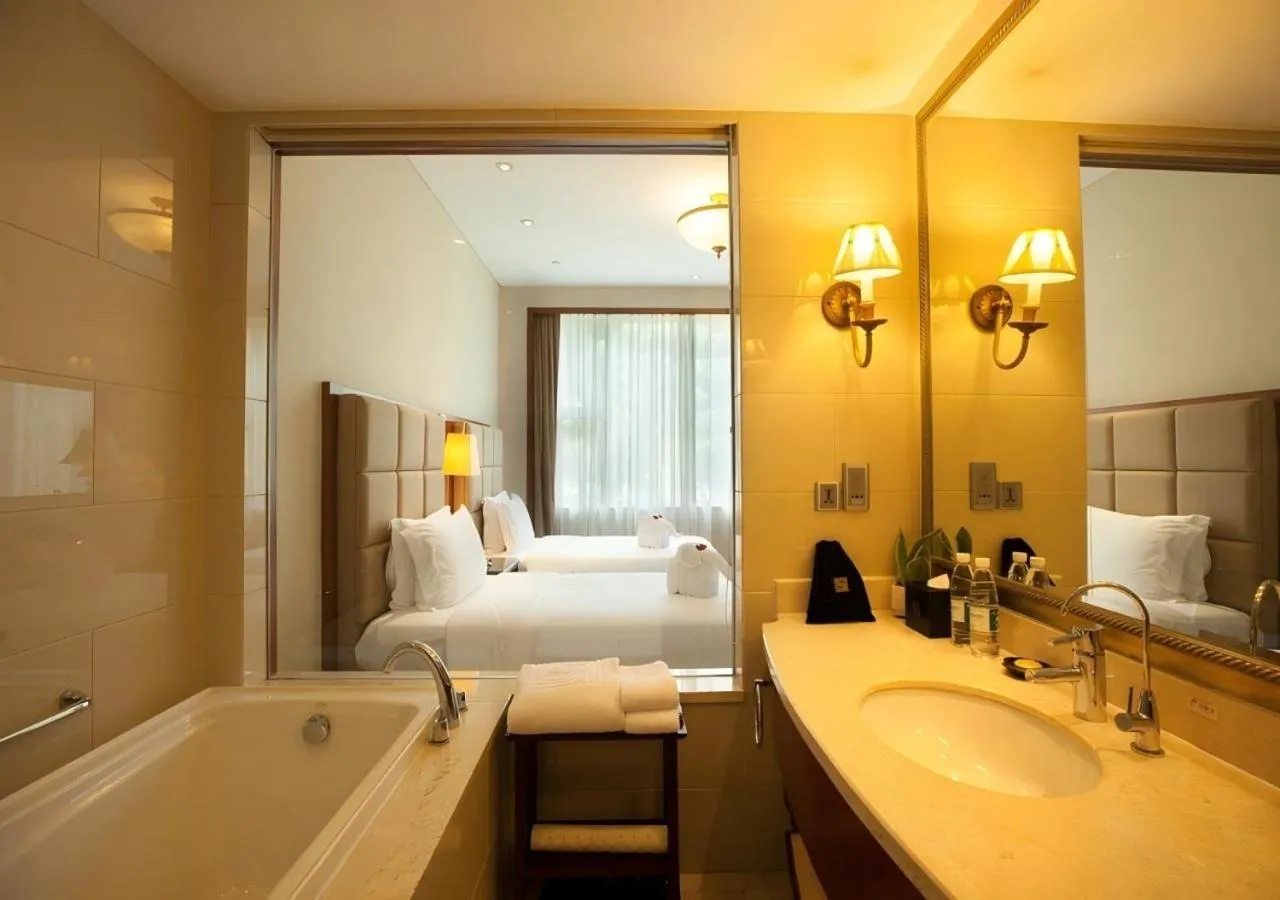 Bathroom, Bed in Seaview Resort Xiamen