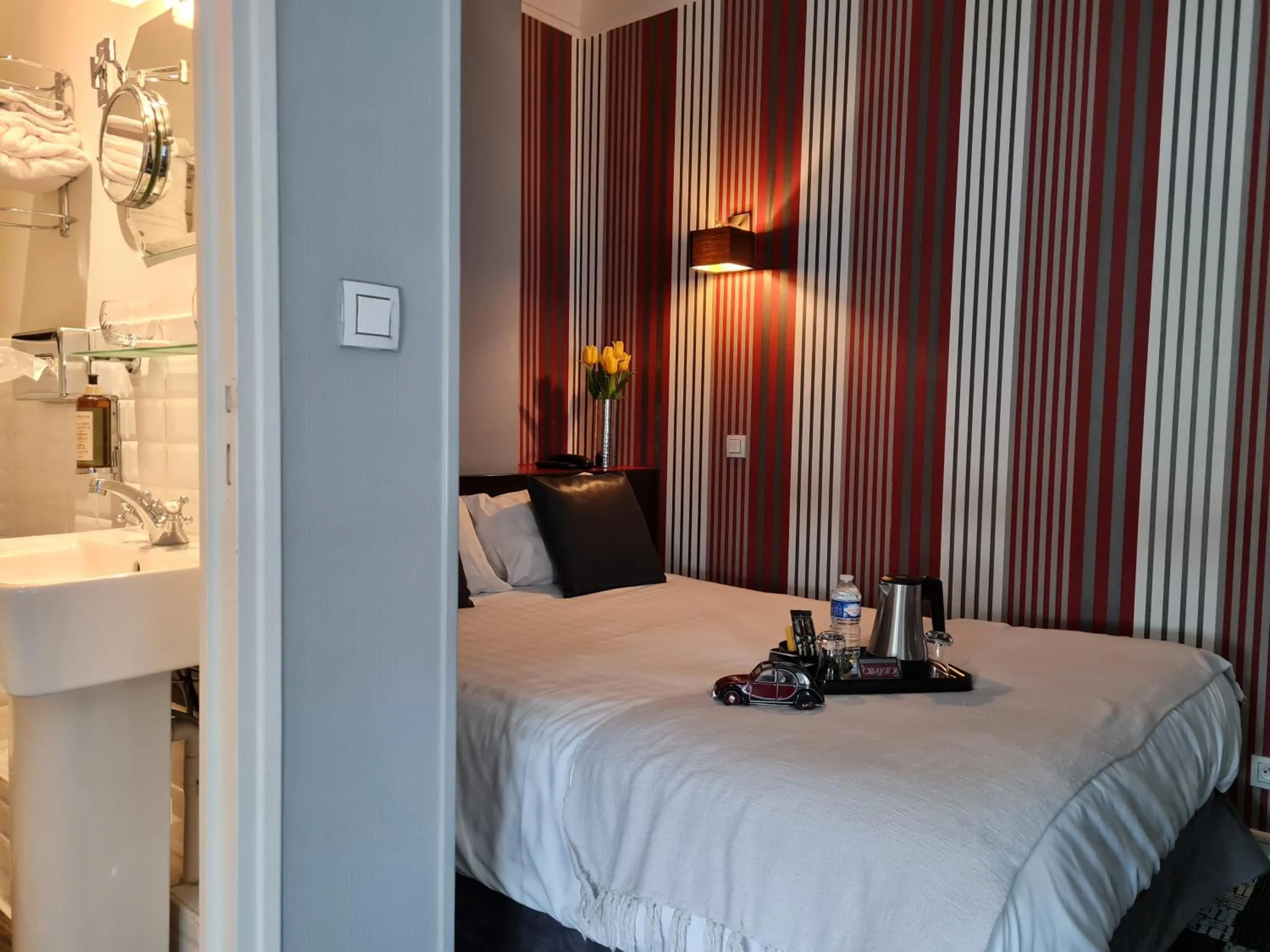 Coffee/tea facilities, Bed in Logis Hotel - Le Charleston