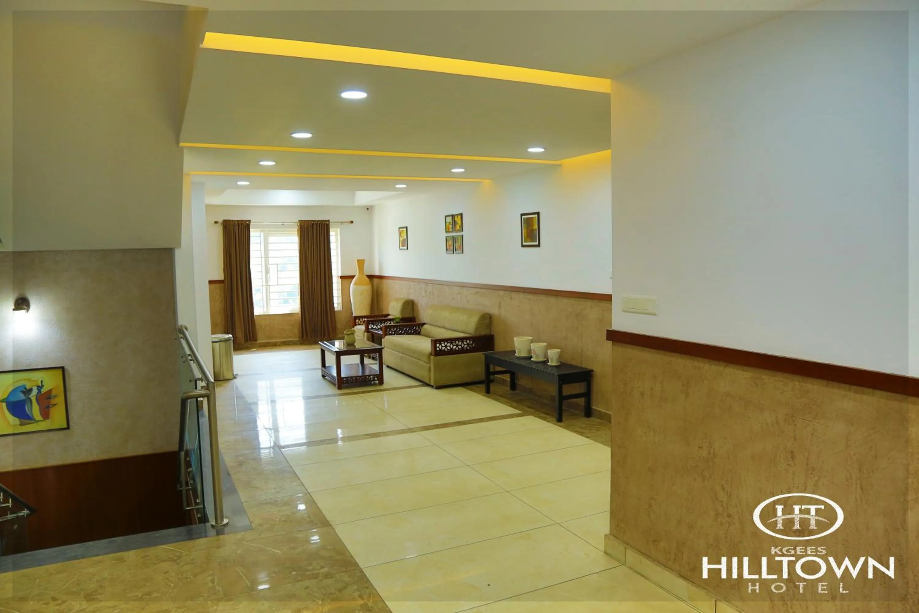 Communal lounge/ TV room in Kgees - Hill Town Hotel