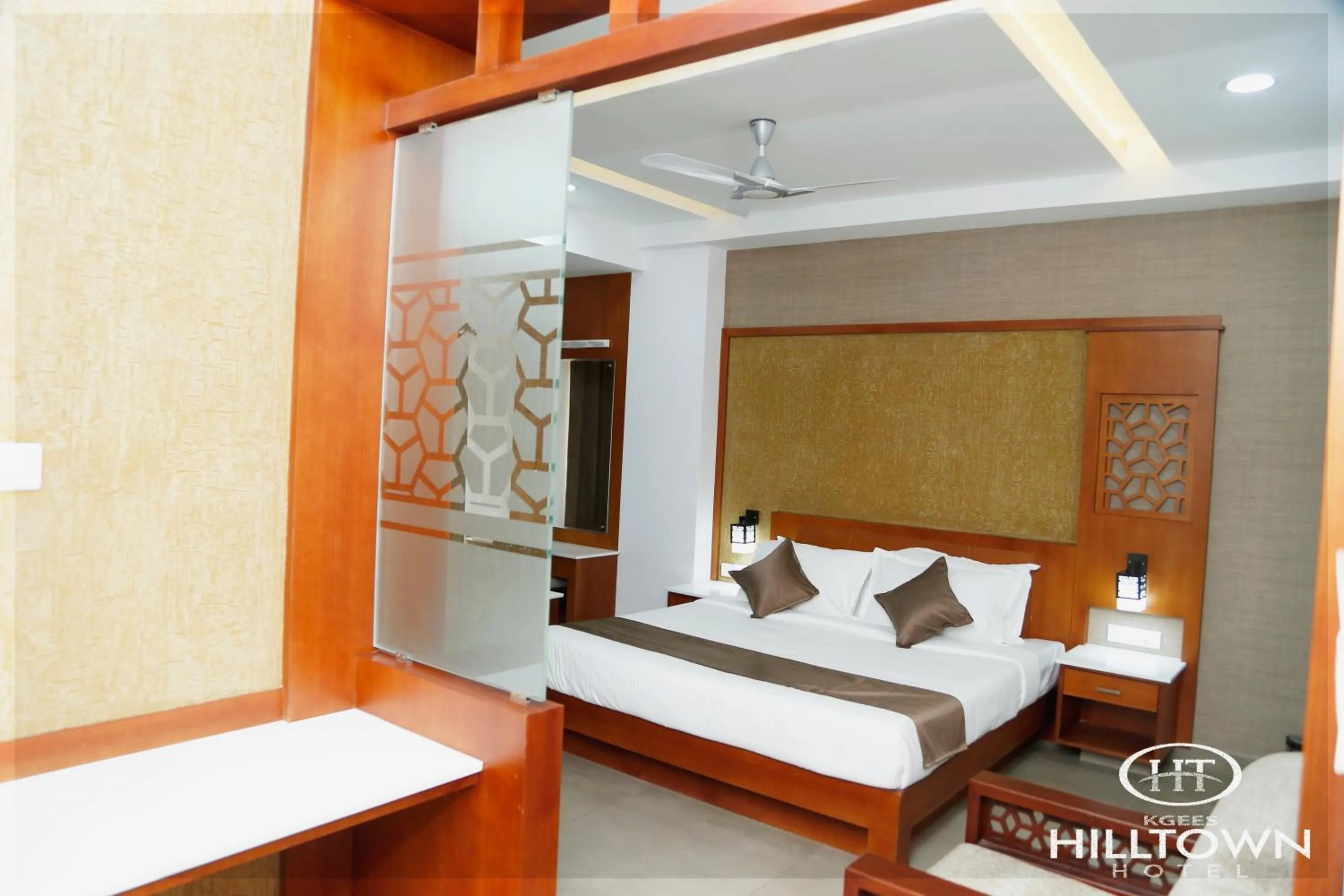 Bed in Kgees - Hill Town Hotel