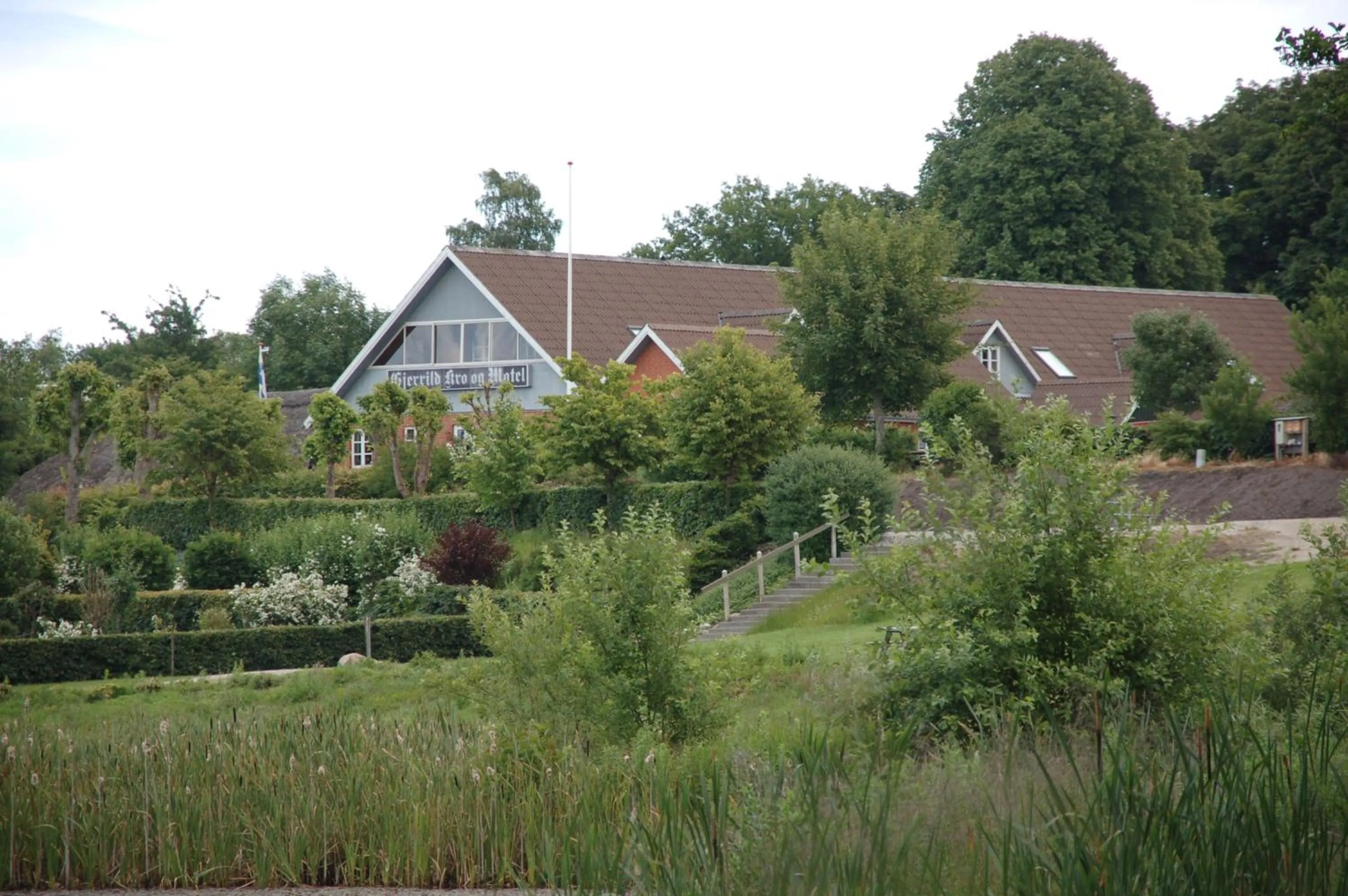 Facade/entrance in Gjerrild Kro