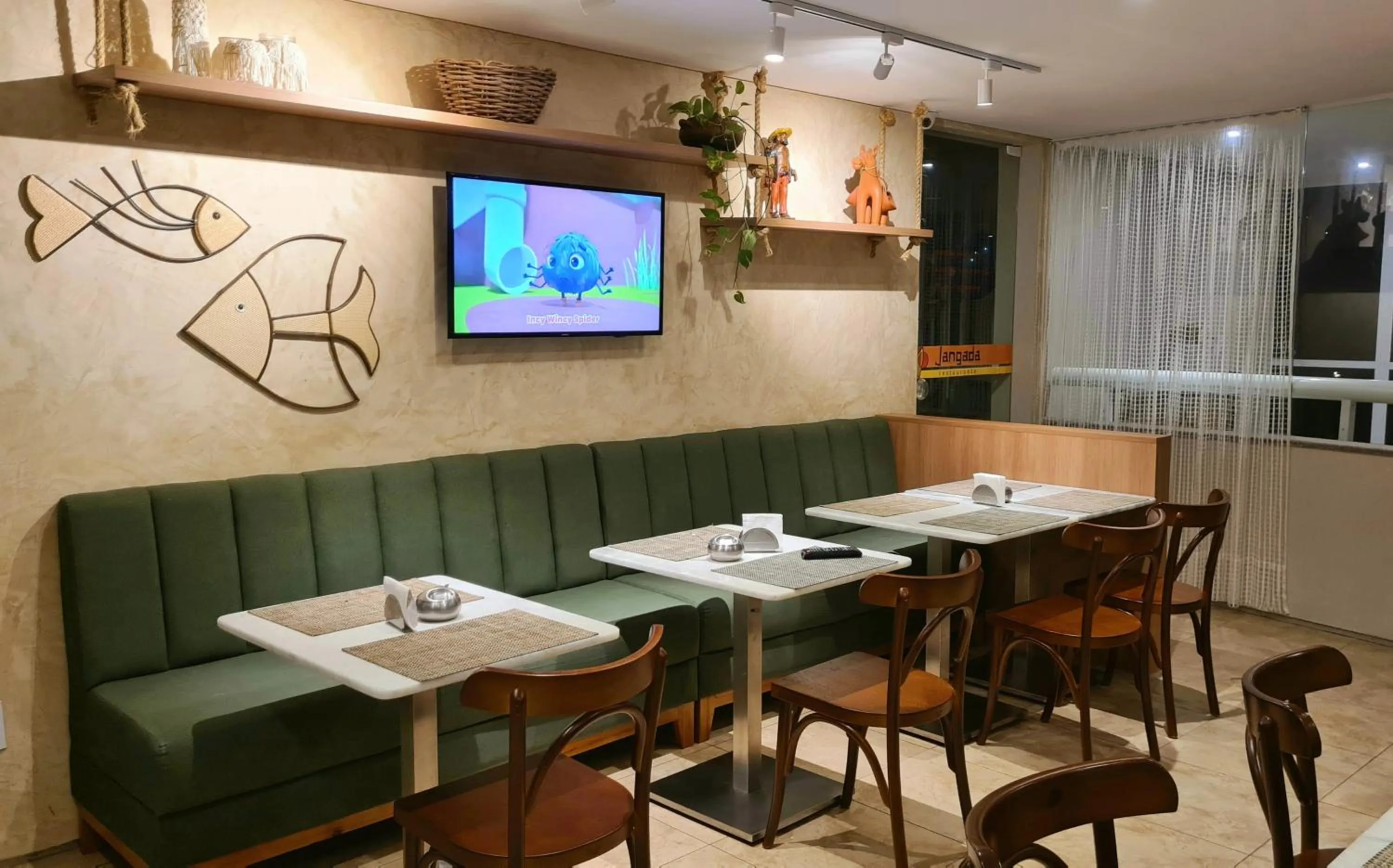 Restaurant/places to eat in Atlantic Palace Family inn