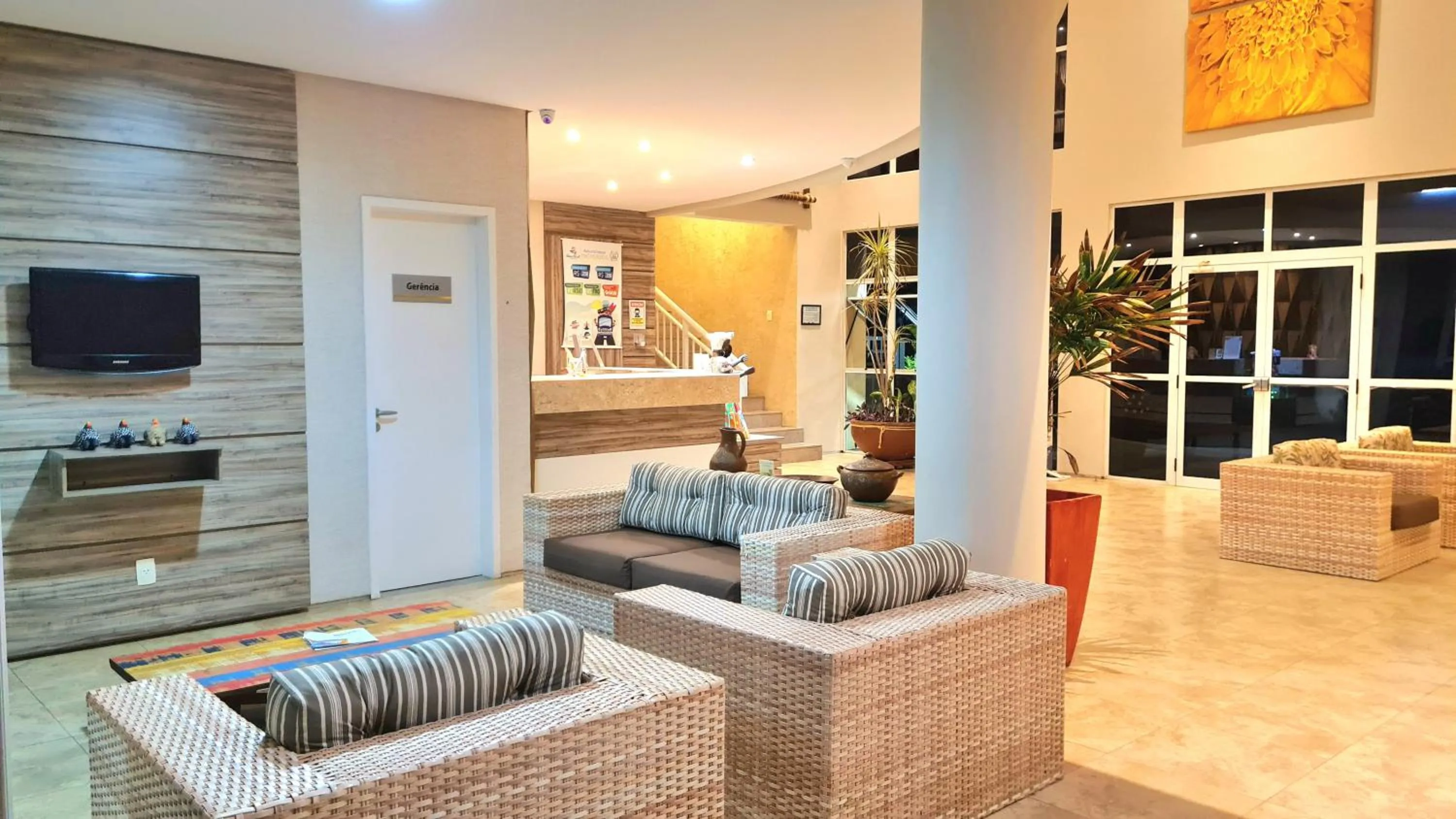 Communal lounge/ TV room in Atlantic Palace Family inn