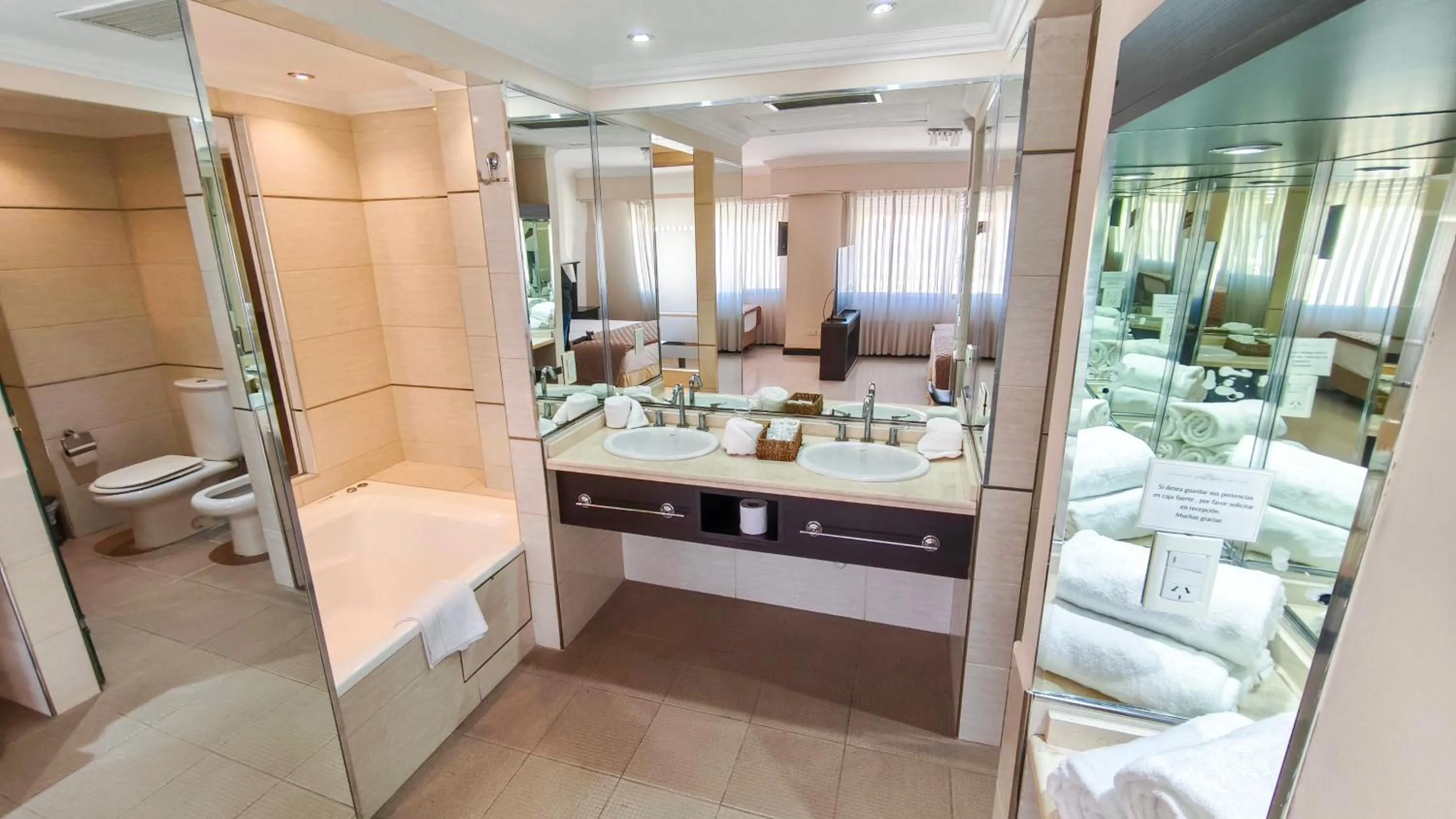 Toilet in Argentino Hotel