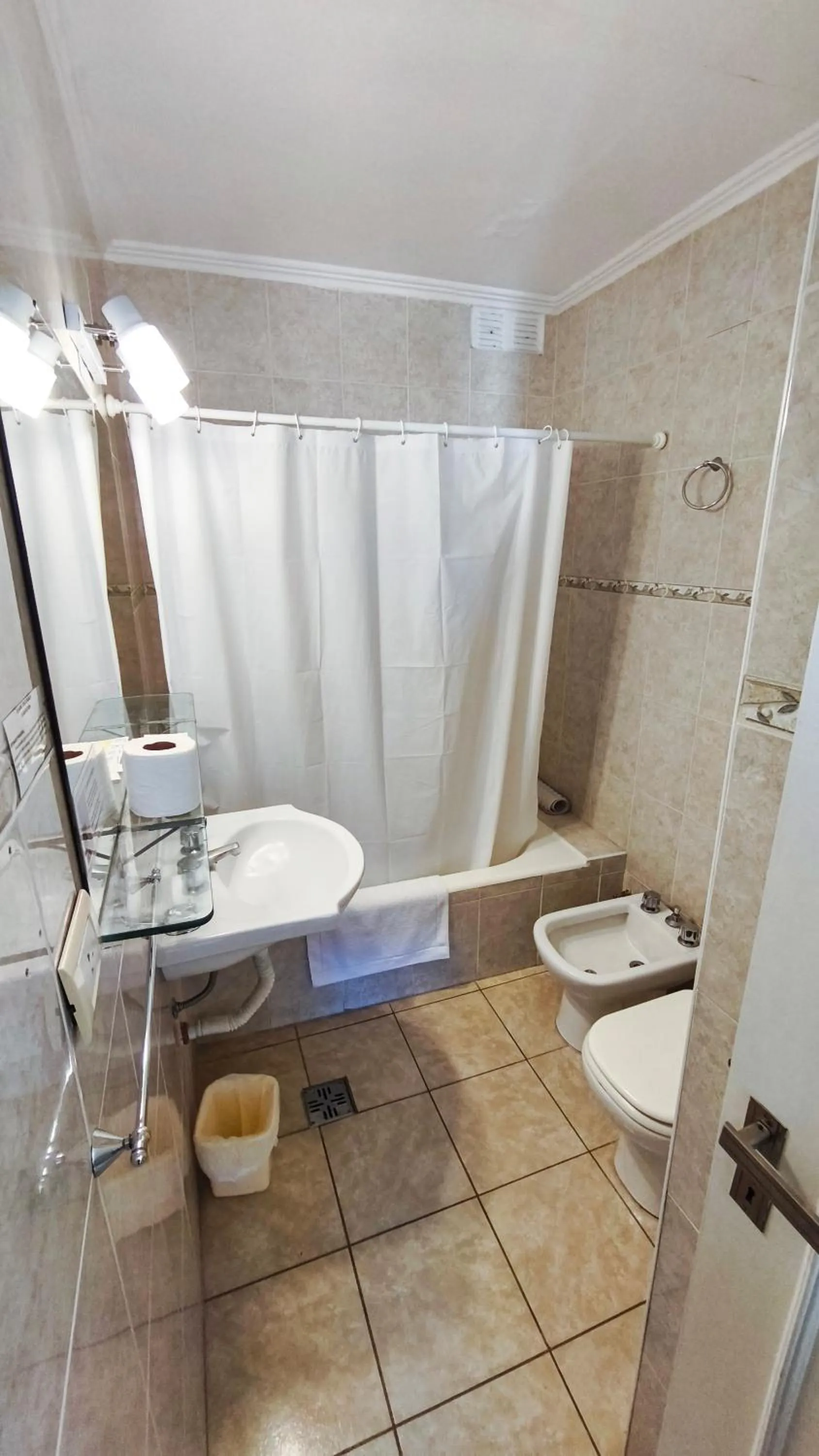 Shower in Argentino Hotel