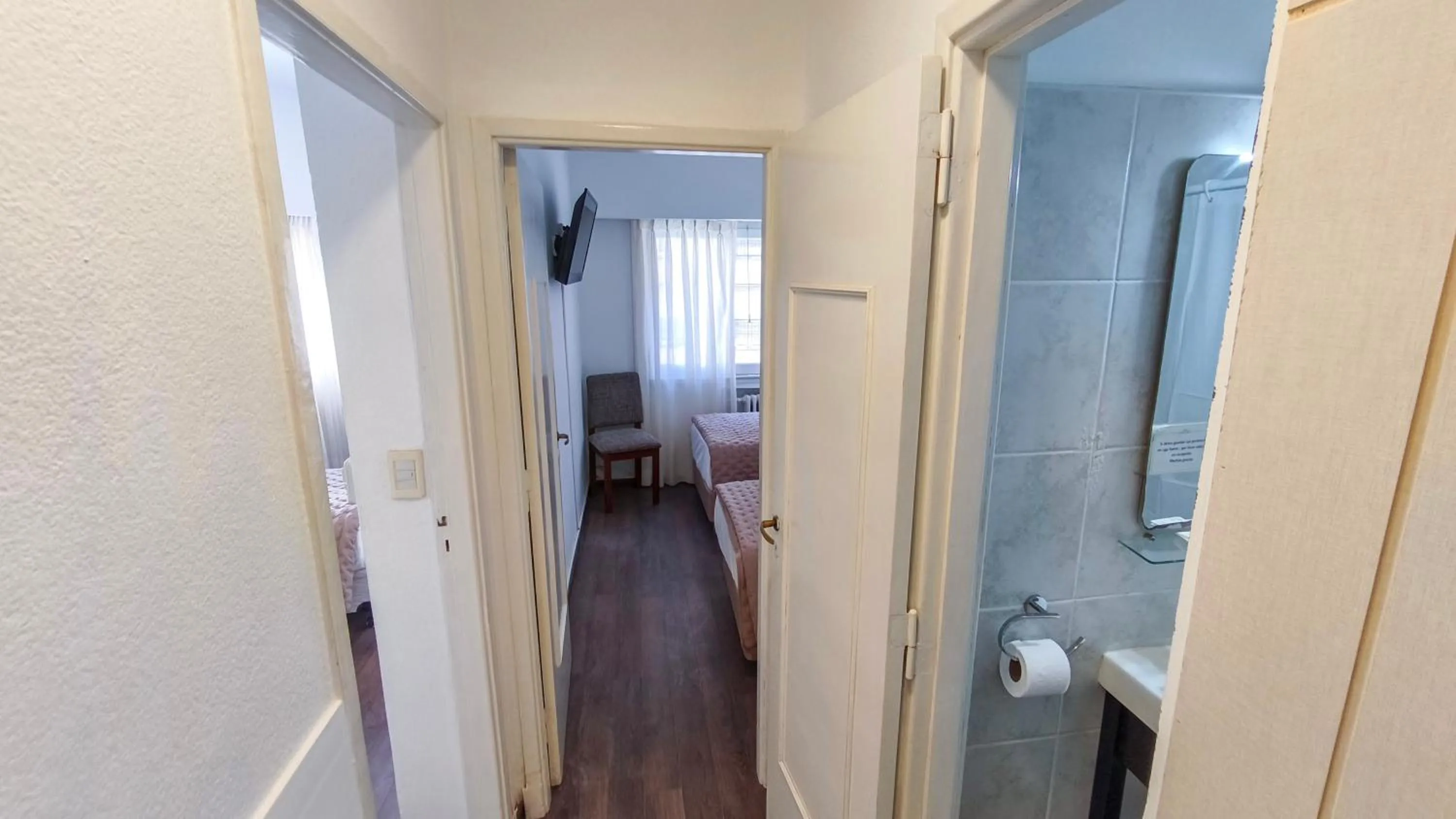 Bathroom, Bed in Argentino Hotel