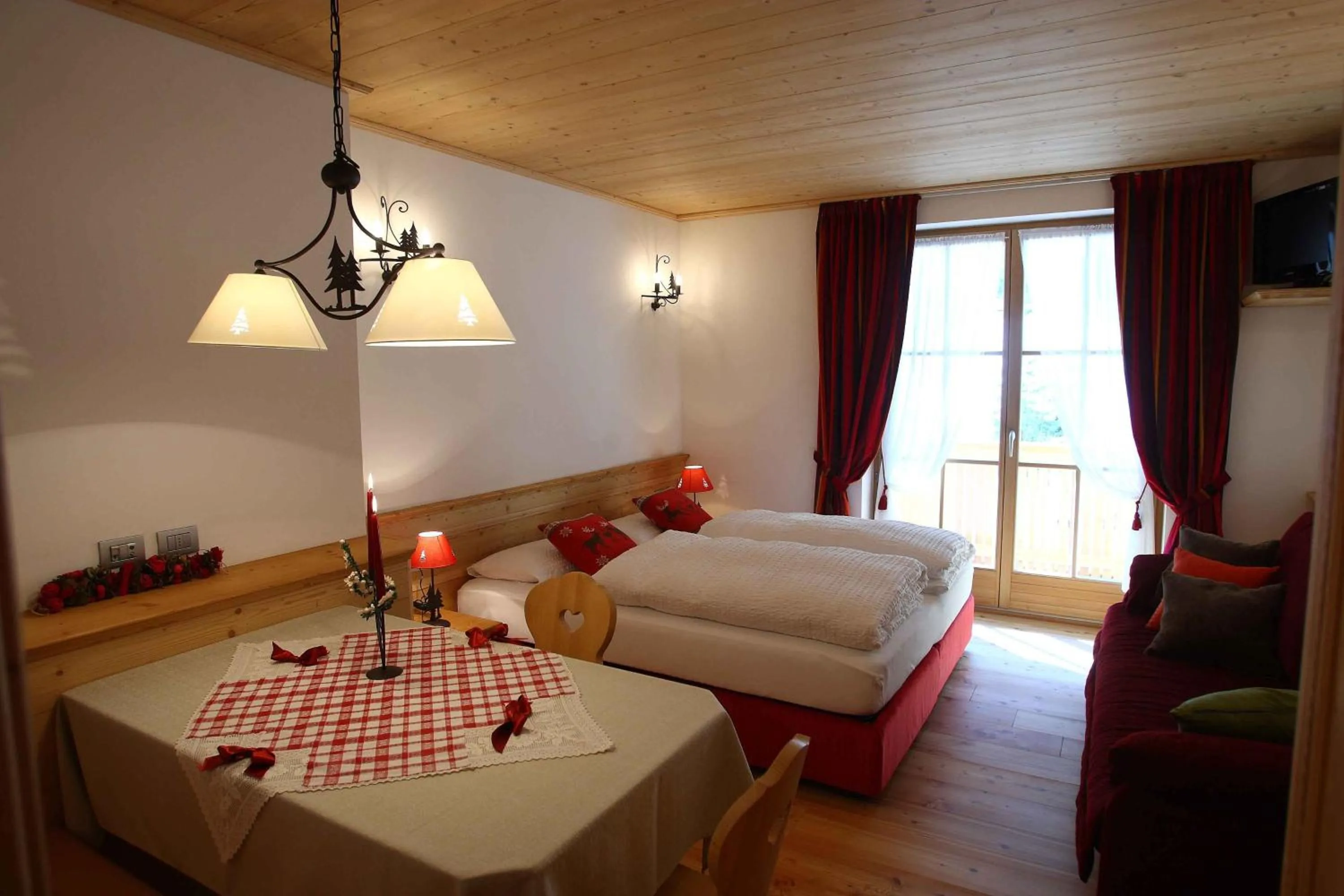 Decorative detail, Bed in Apartments Sol E Nef