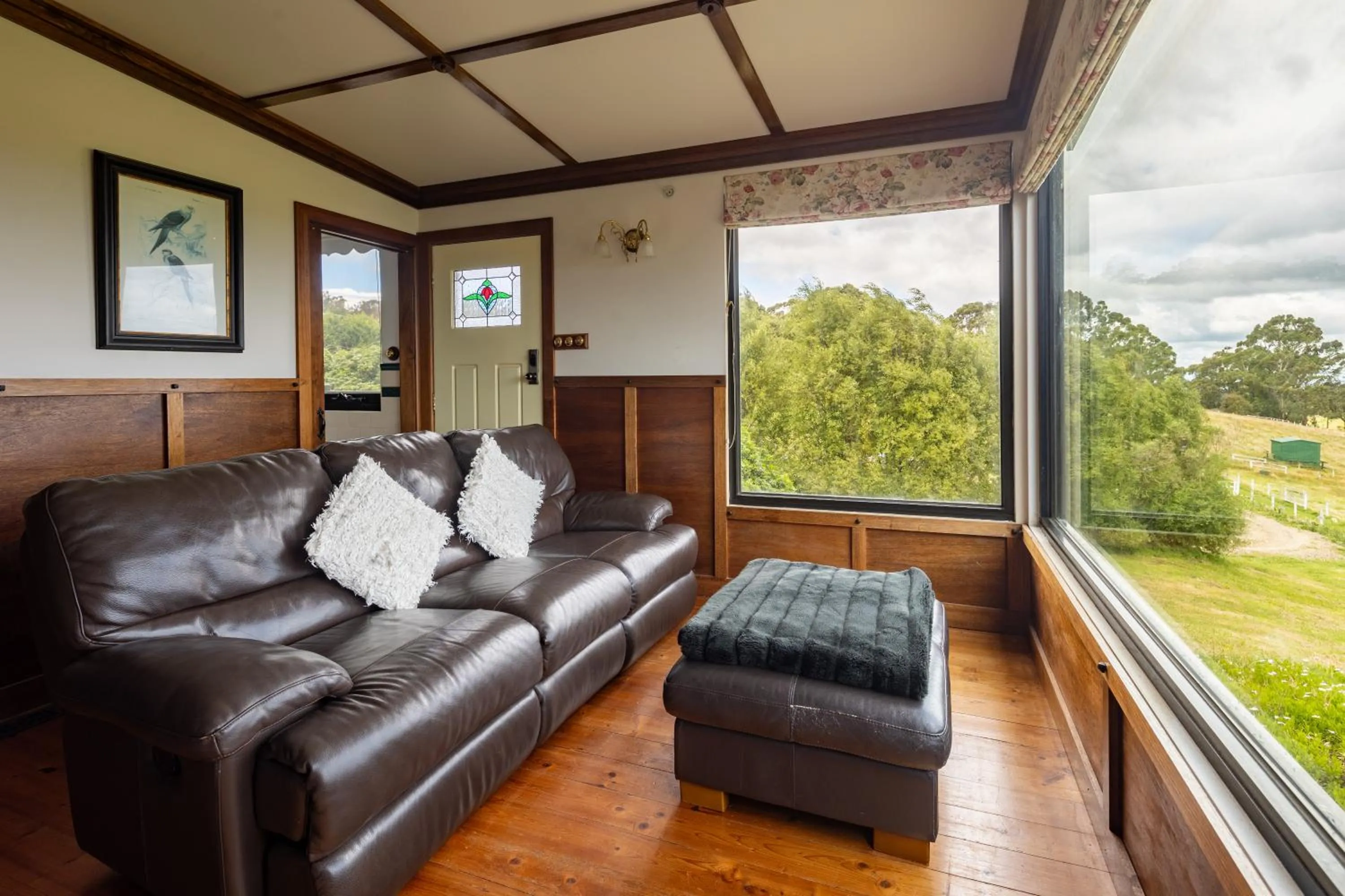 Seating area in A Cottage with a View at Tudor Ridge