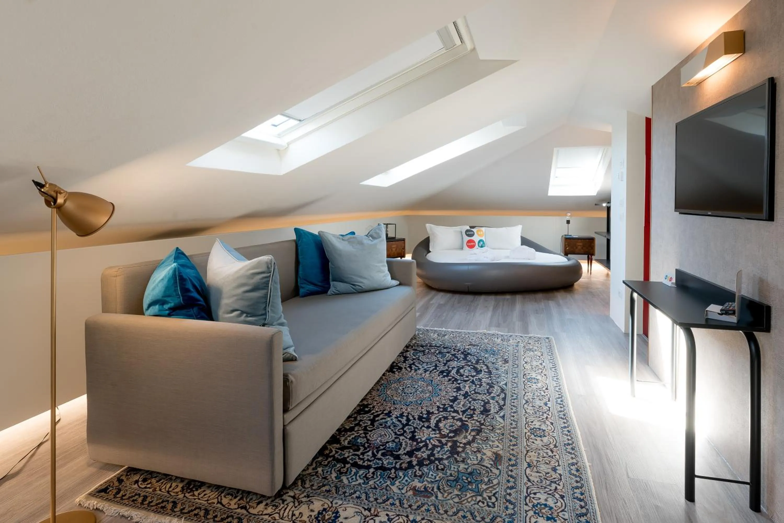 Living room, Bed in Up Hotel