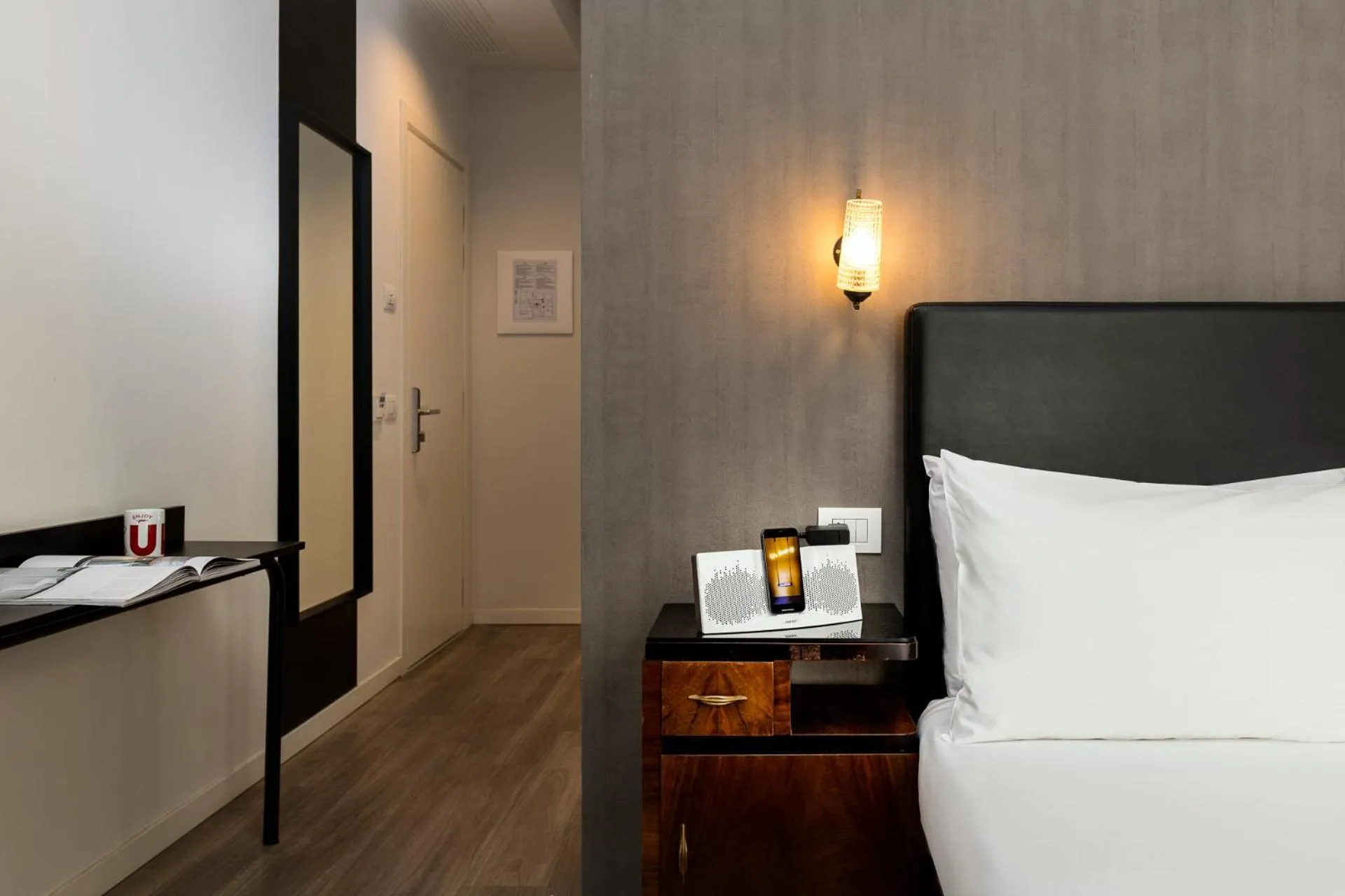 Living room, Bed in Up Hotel