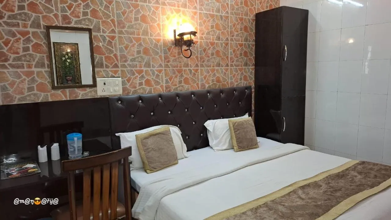 Photo of the whole room, Bed in Hotel Embassy