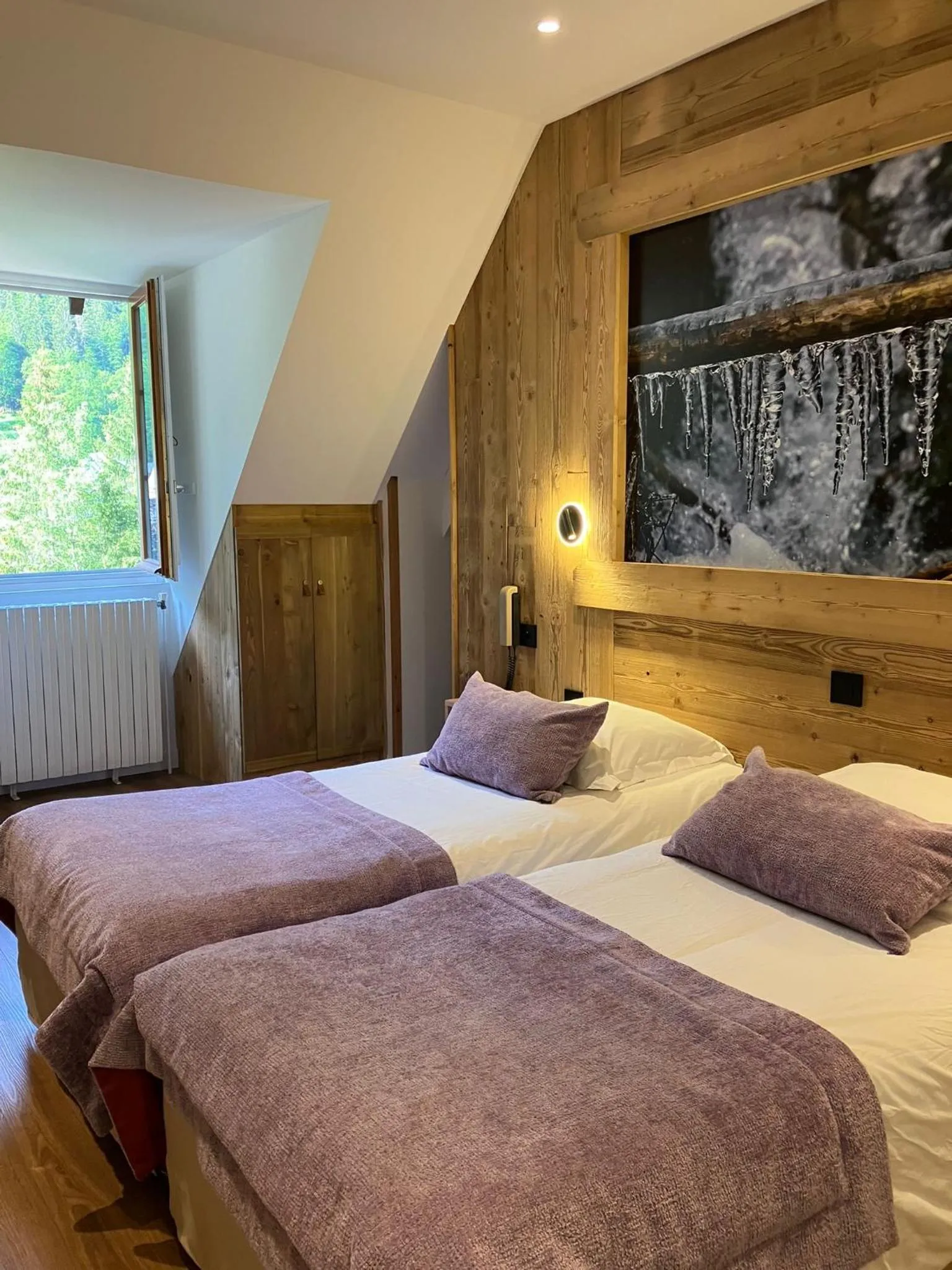 Photo of the whole room, Bed in Chateau De La Muzelle