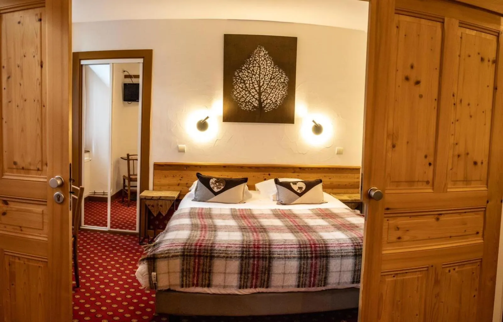 Photo of the whole room, Bed in Chateau De La Muzelle