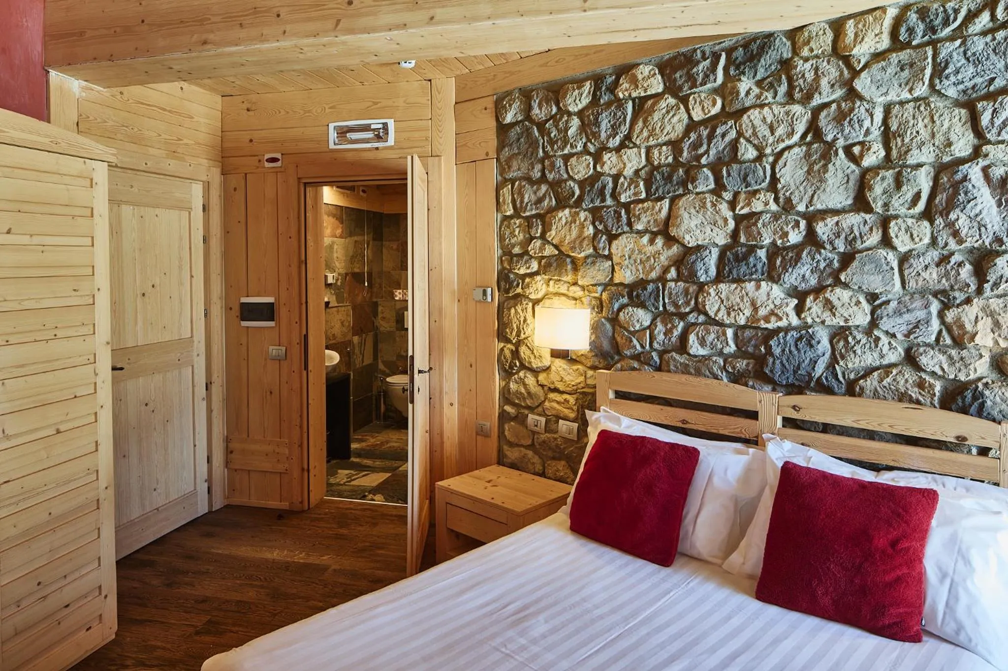 Bedroom, Bed in Chalet Morel 1586 Hotel & Spa
