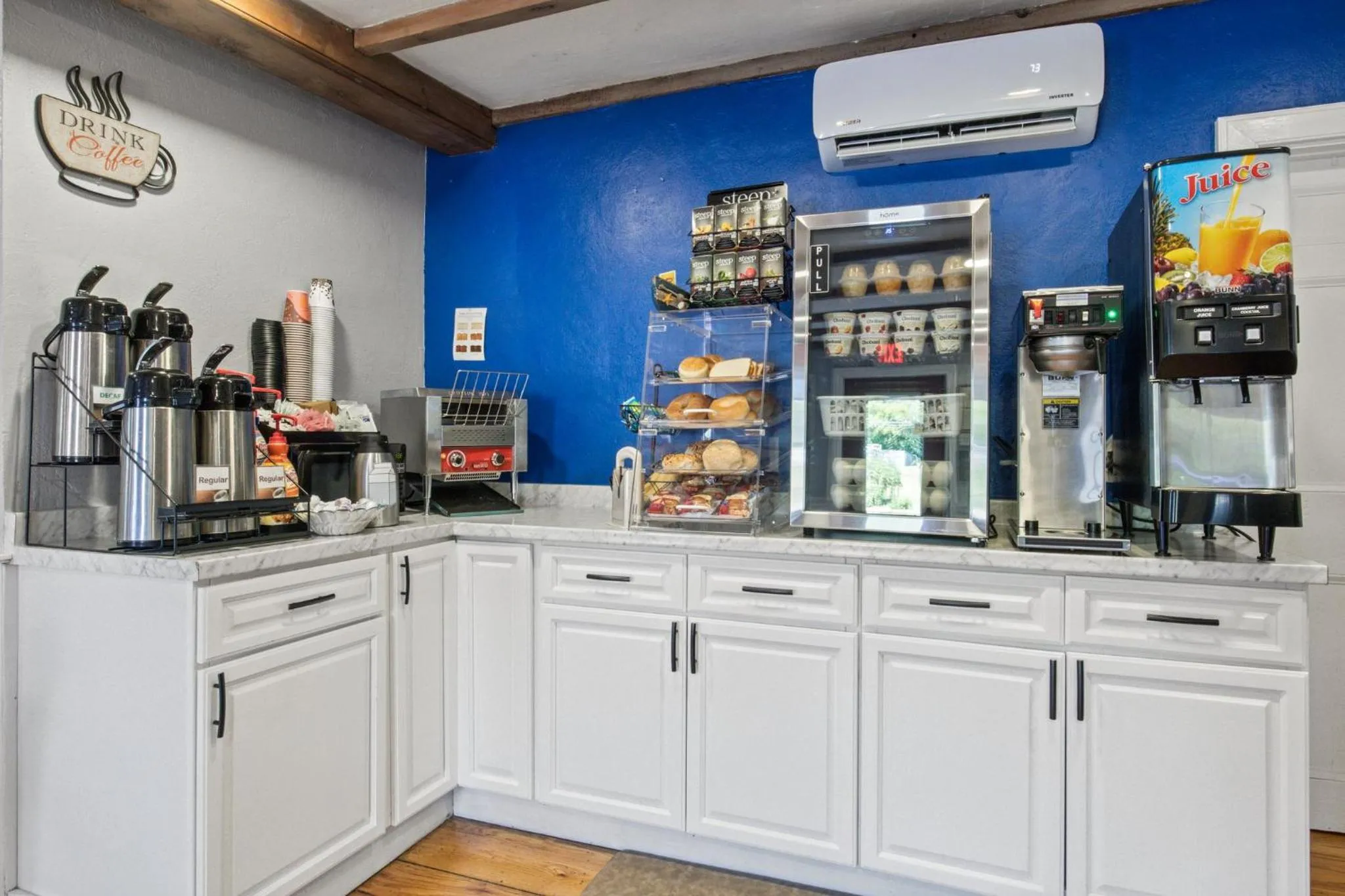 Breakfast in Olde Tavern Motel and Inn - Cape Cod