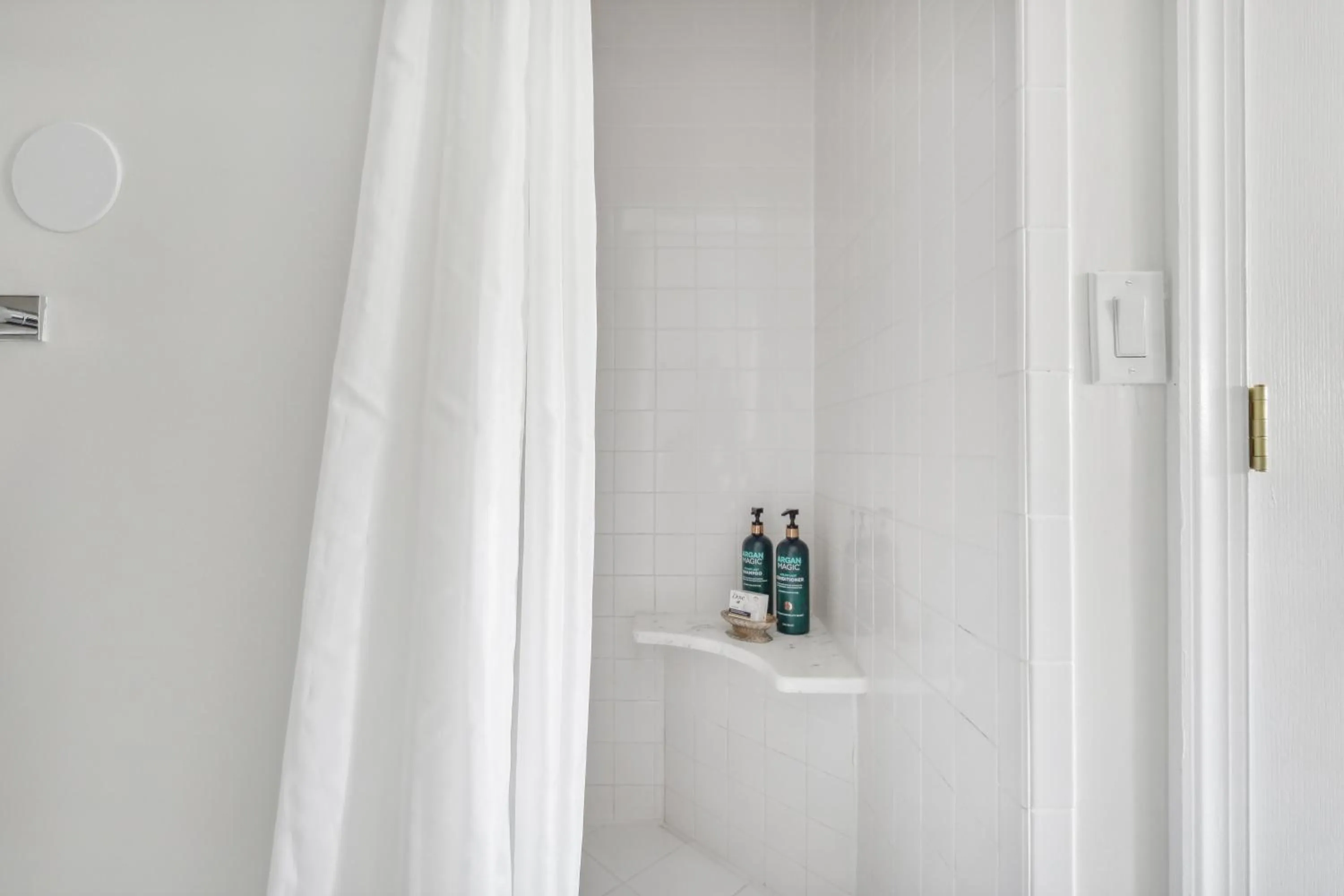 Shower in The Columbia Inn at Peralynna