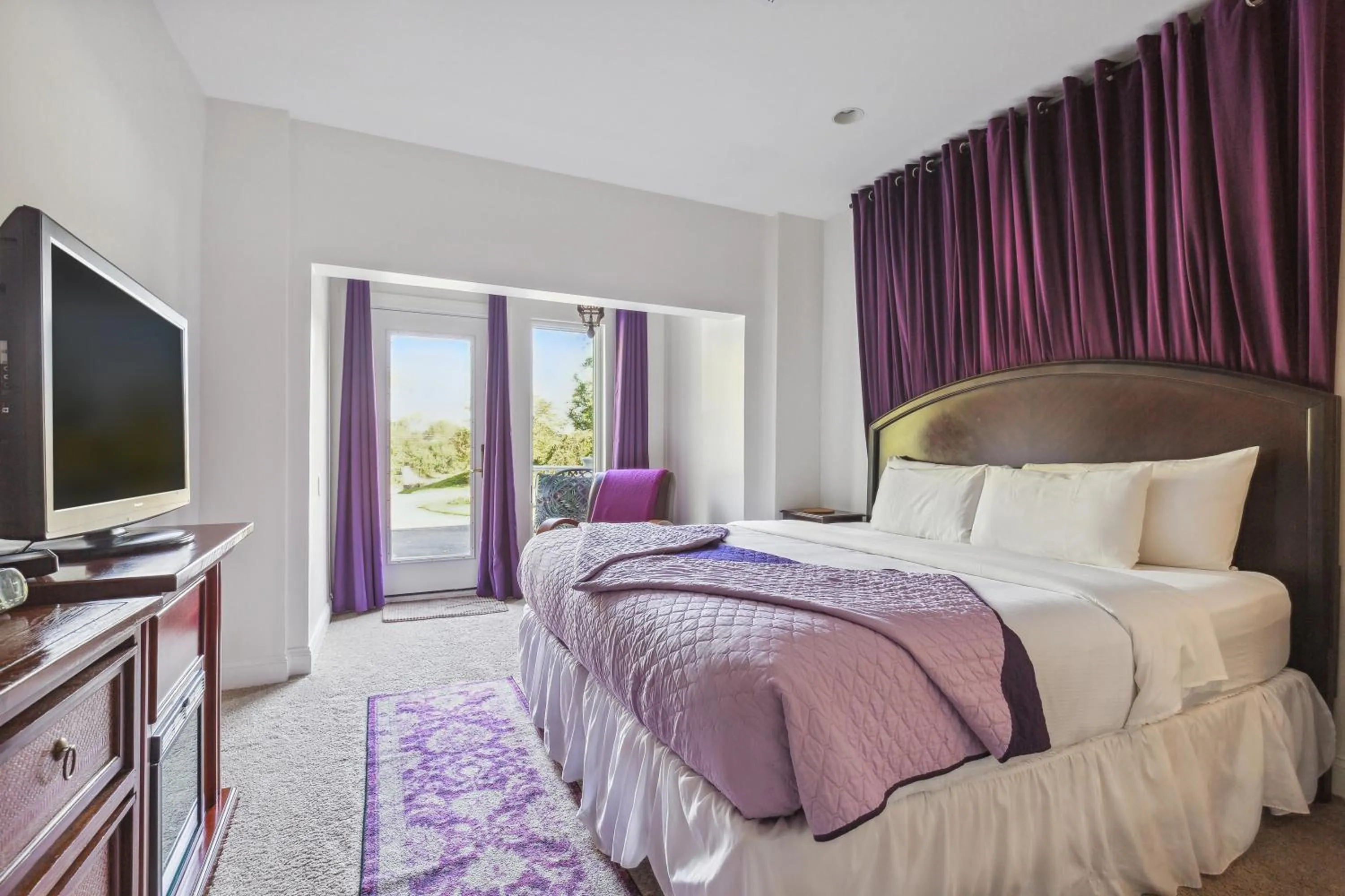 Bed in The Columbia Inn at Peralynna