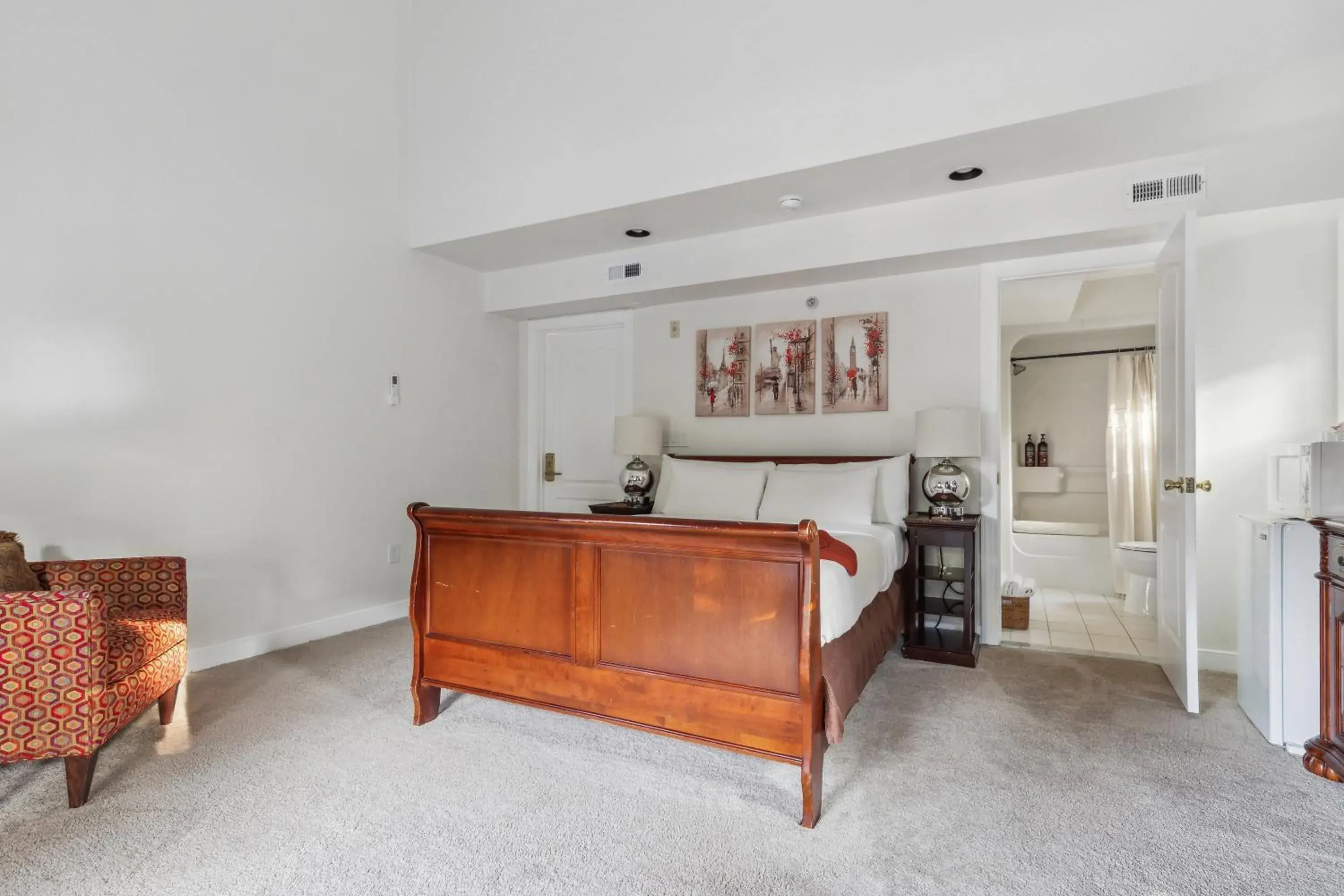 K Castle Suite in The Columbia Inn at Peralynna K Castle Suite in The Columbia Inn at Peralynna