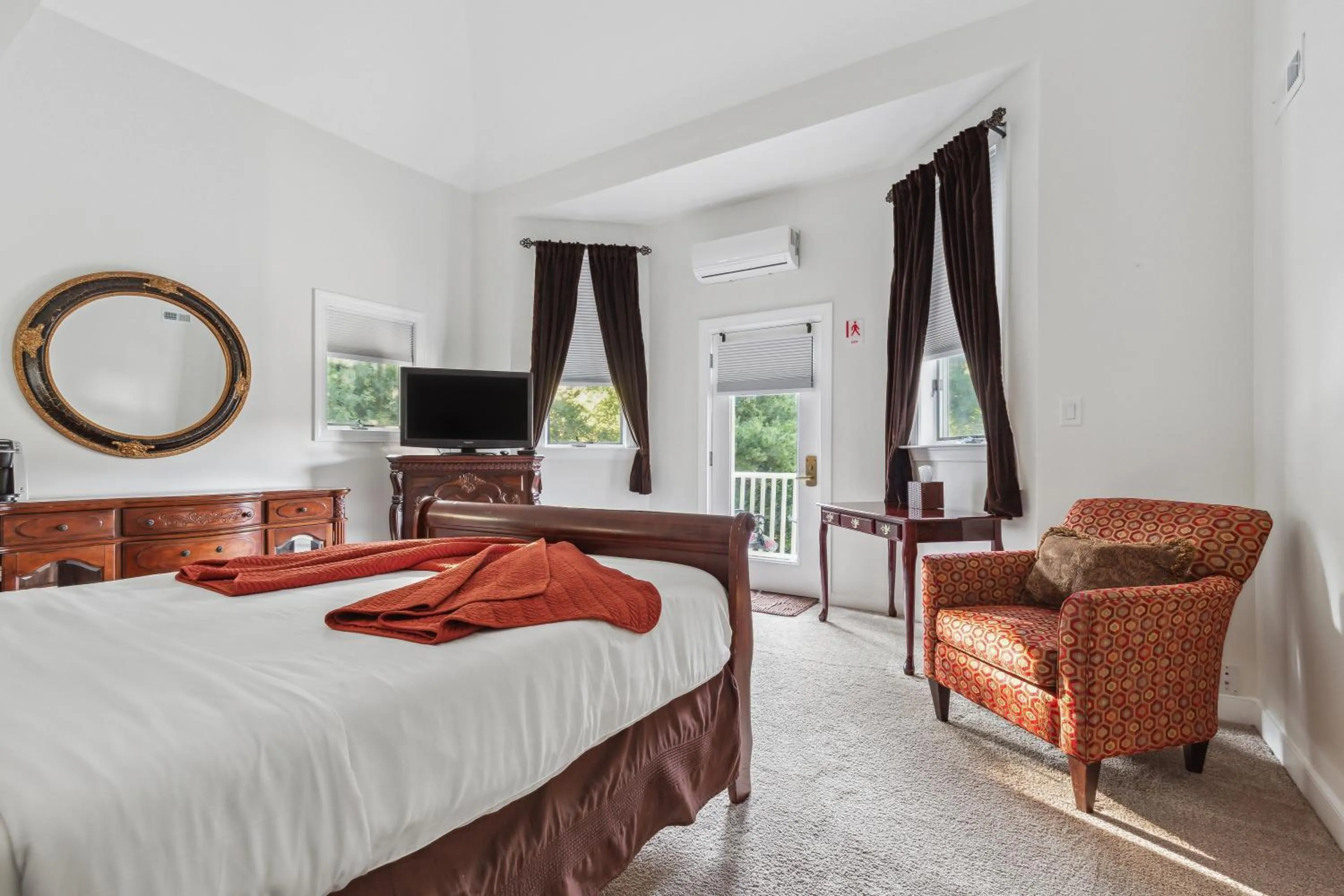 Bed in The Columbia Inn at Peralynna