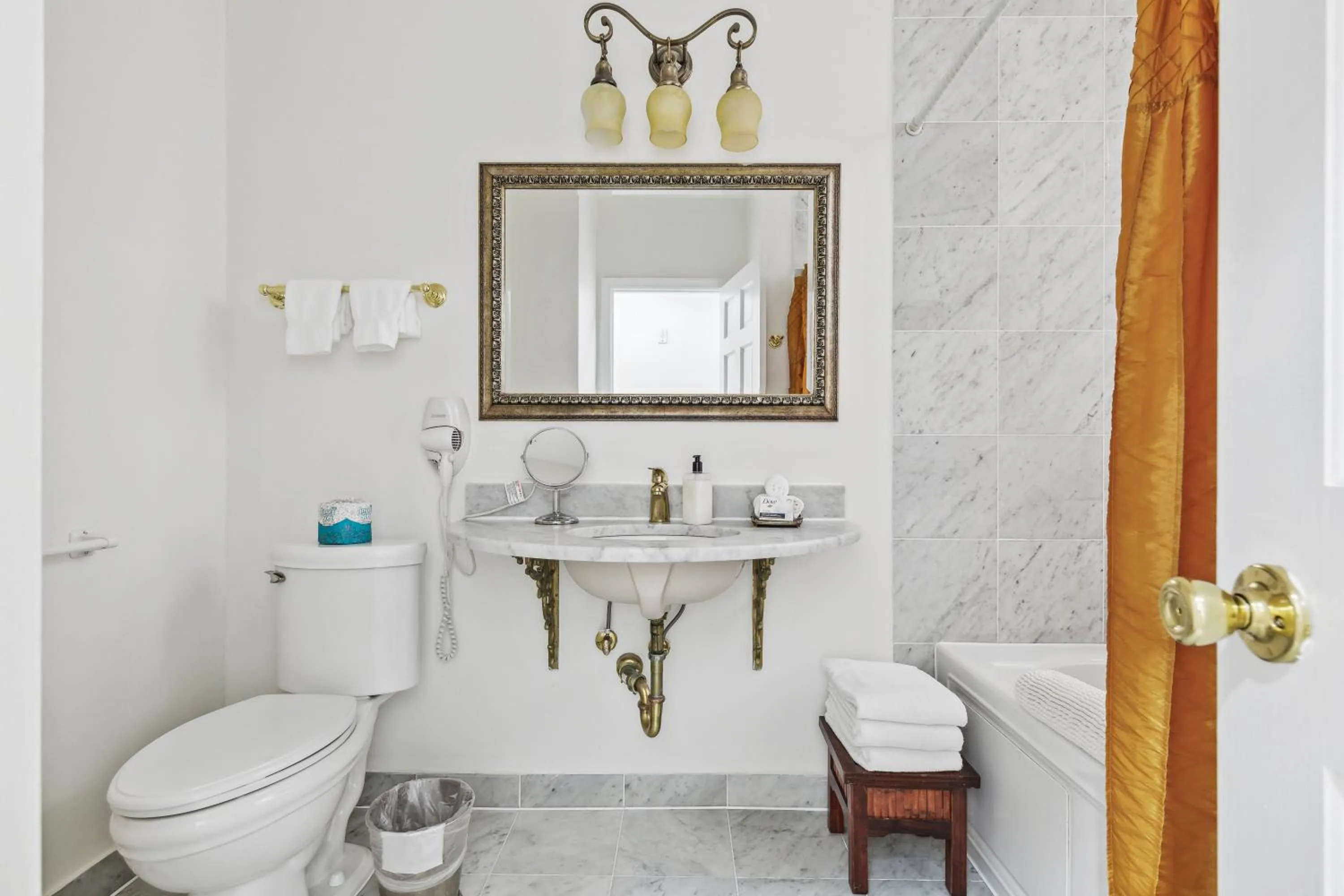 Shower in The Columbia Inn at Peralynna