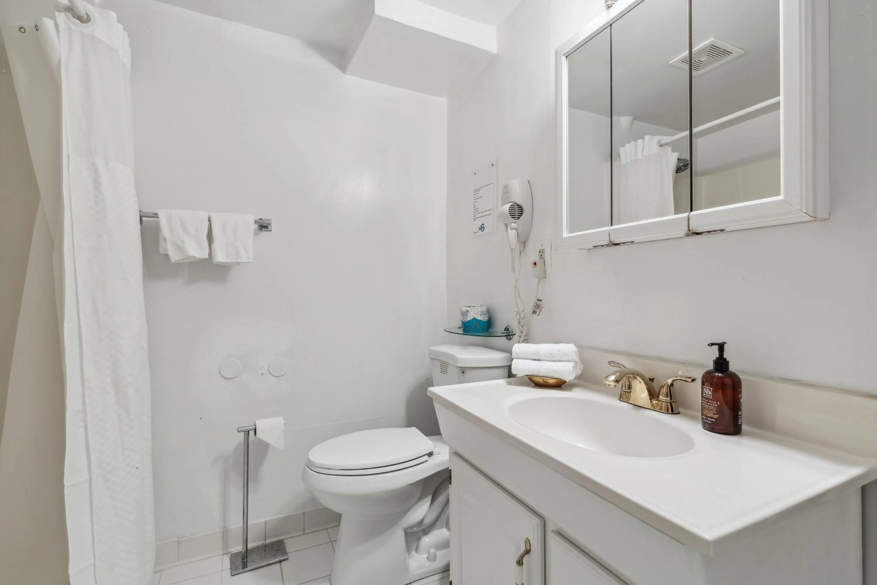 Toilet in The Columbia Inn at Peralynna