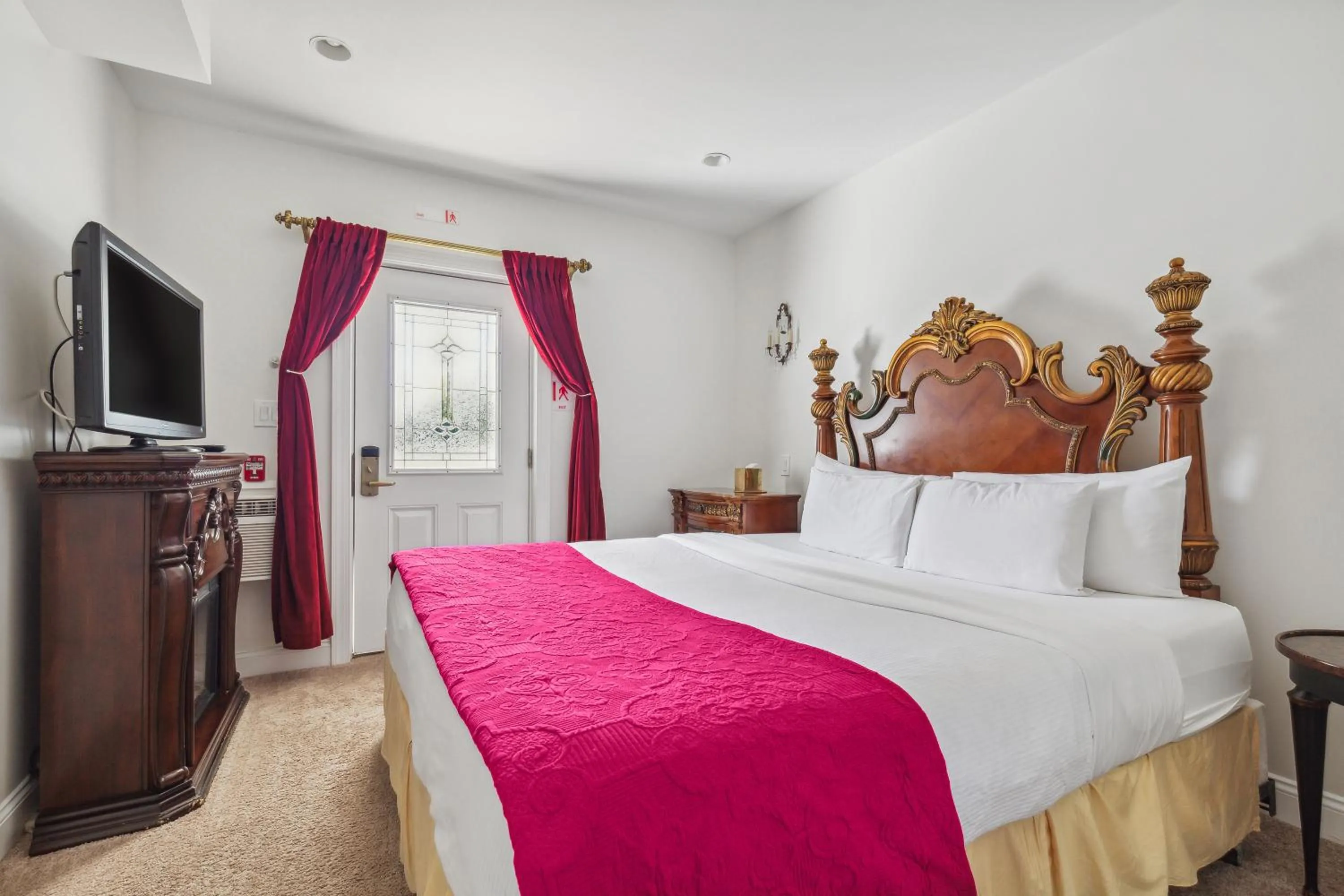 Bed in The Columbia Inn at Peralynna