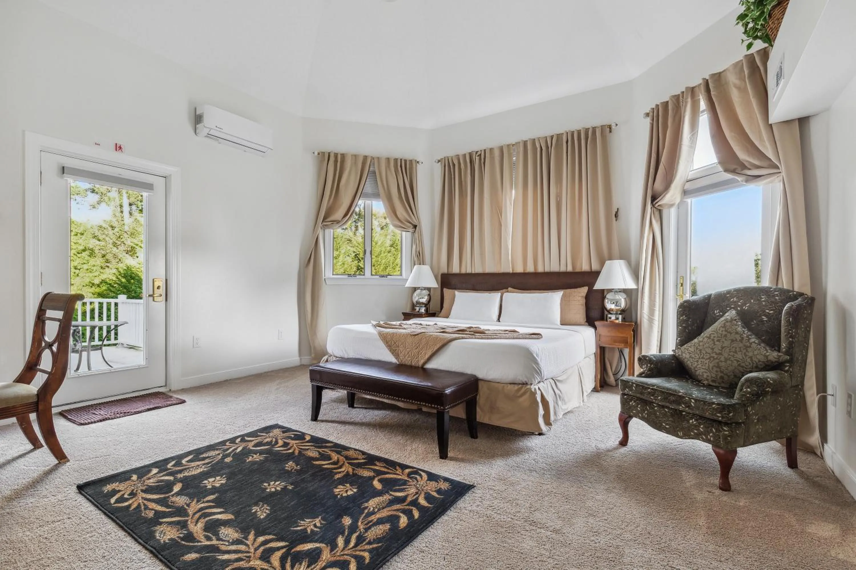 Bed in The Columbia Inn at Peralynna