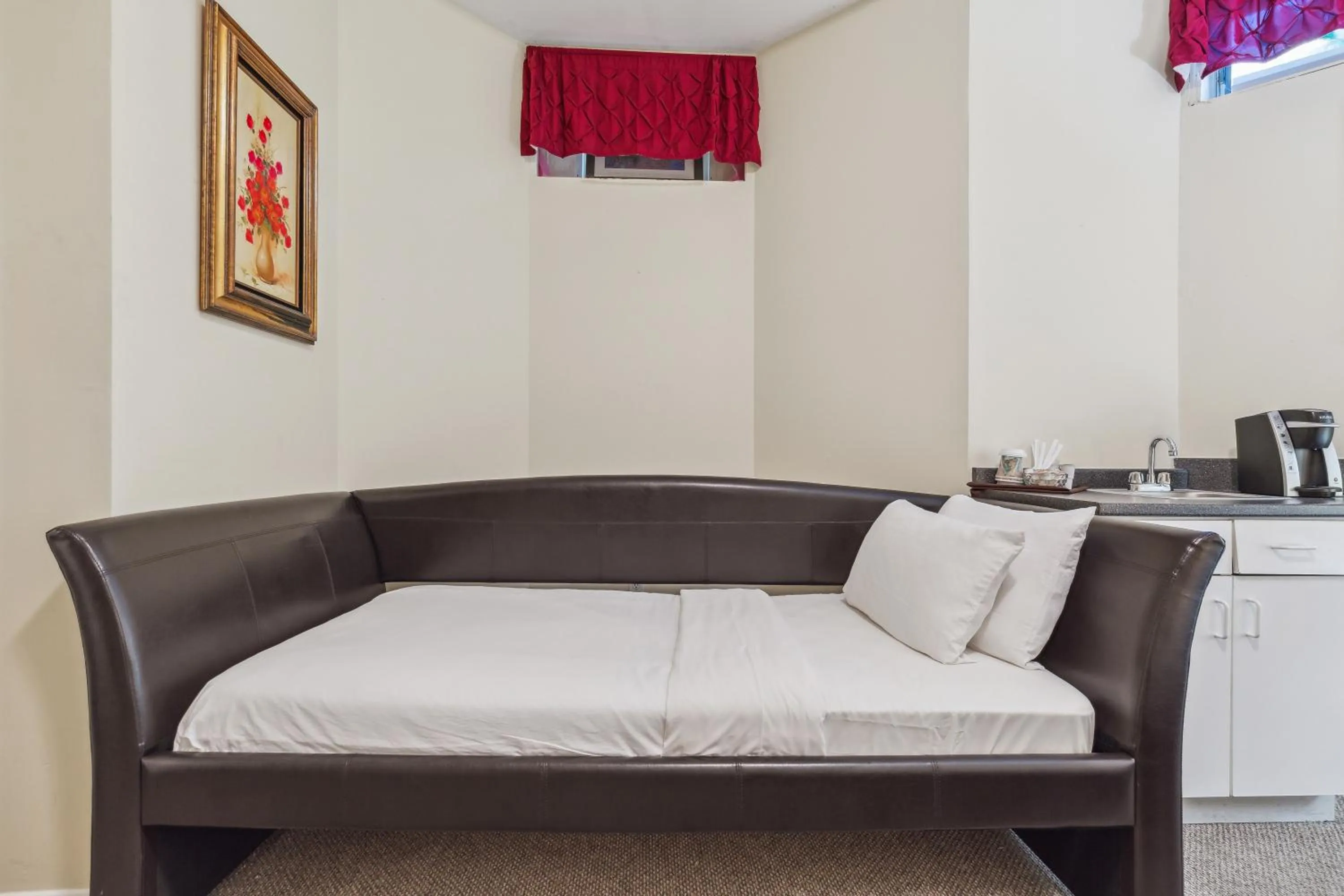 Bed in The Columbia Inn at Peralynna