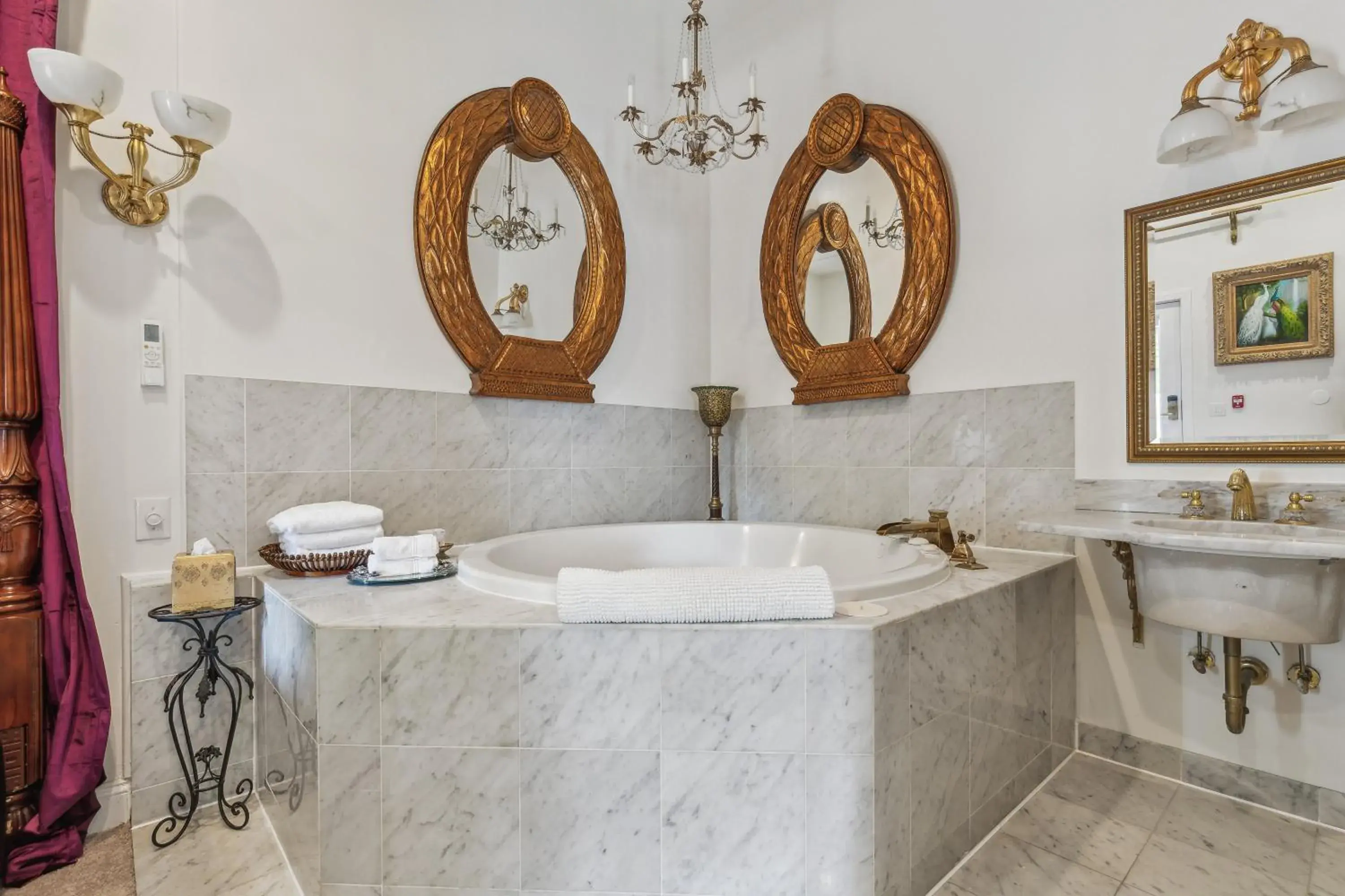 A Peacock Grand Spa Suite in The Columbia Inn at Peralynna A Peacock Grand Spa Suite in The Columbia Inn at Peralynna