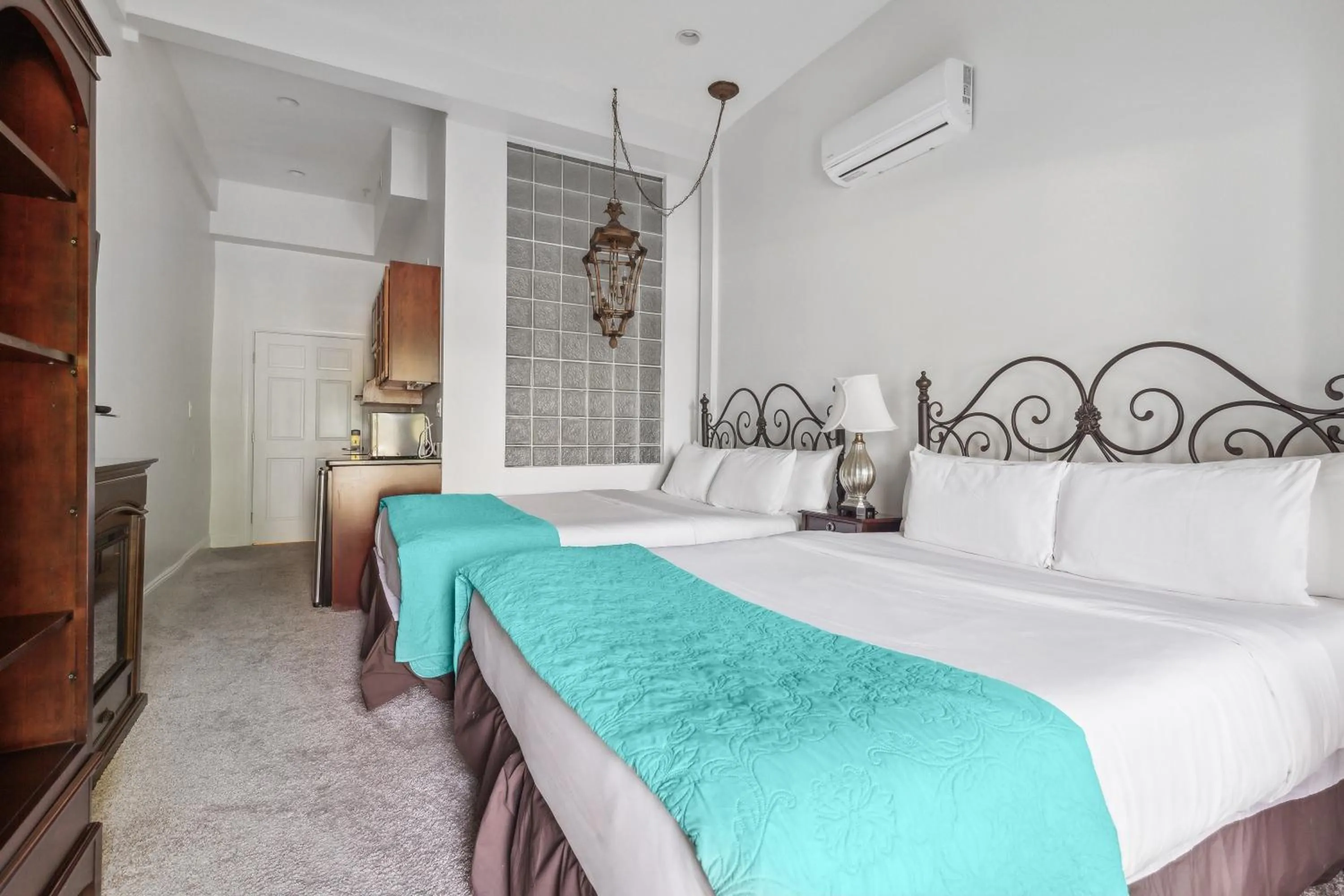 Bed in The Columbia Inn at Peralynna