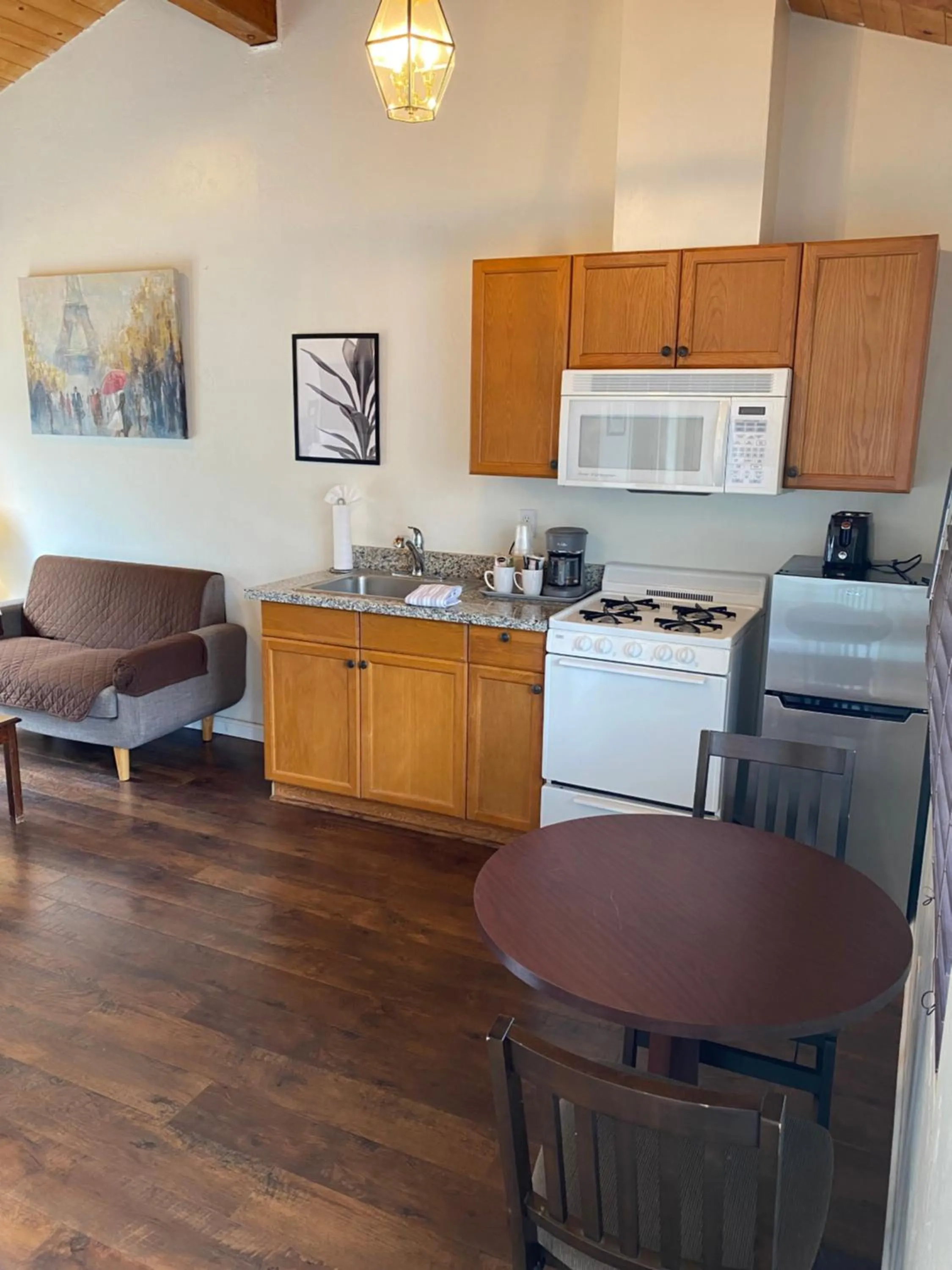 Kitchen or kitchenette in Bide-A-Wee Inn and Cottages