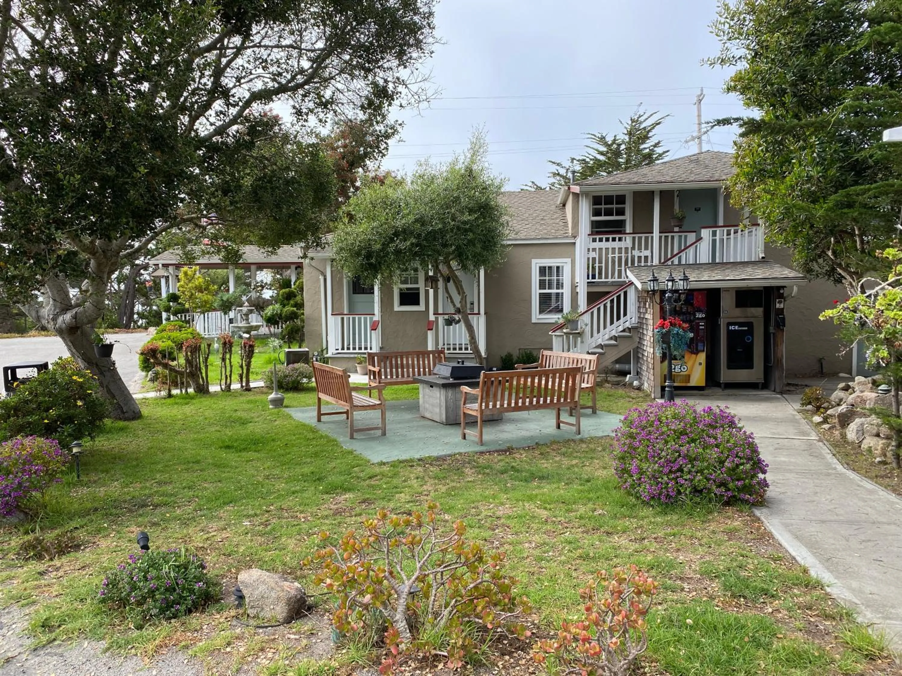 Seating area in Bide-A-Wee Inn and Cottages