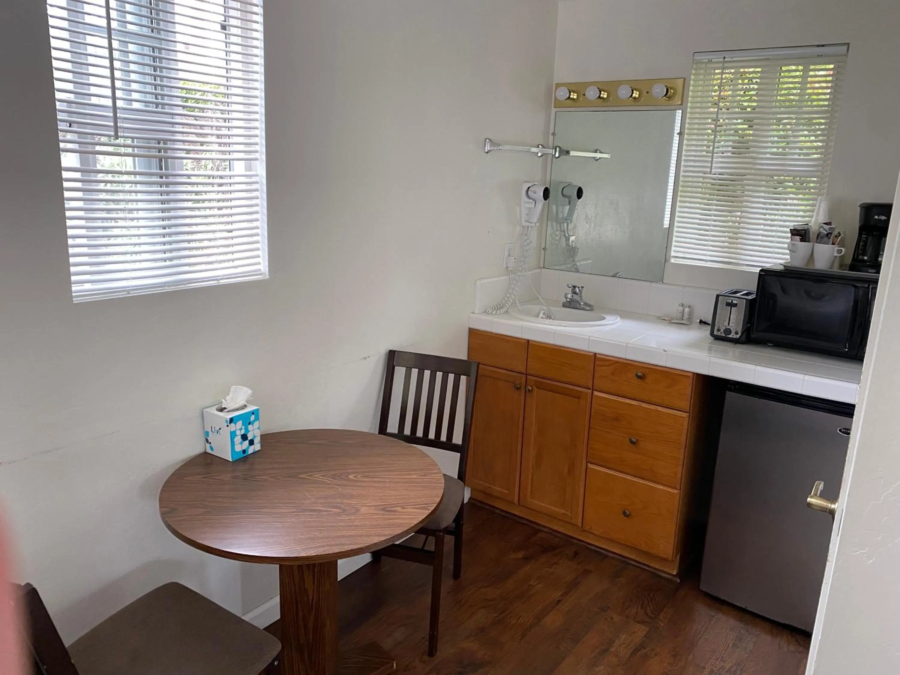Seating area in Bide-A-Wee Inn and Cottages