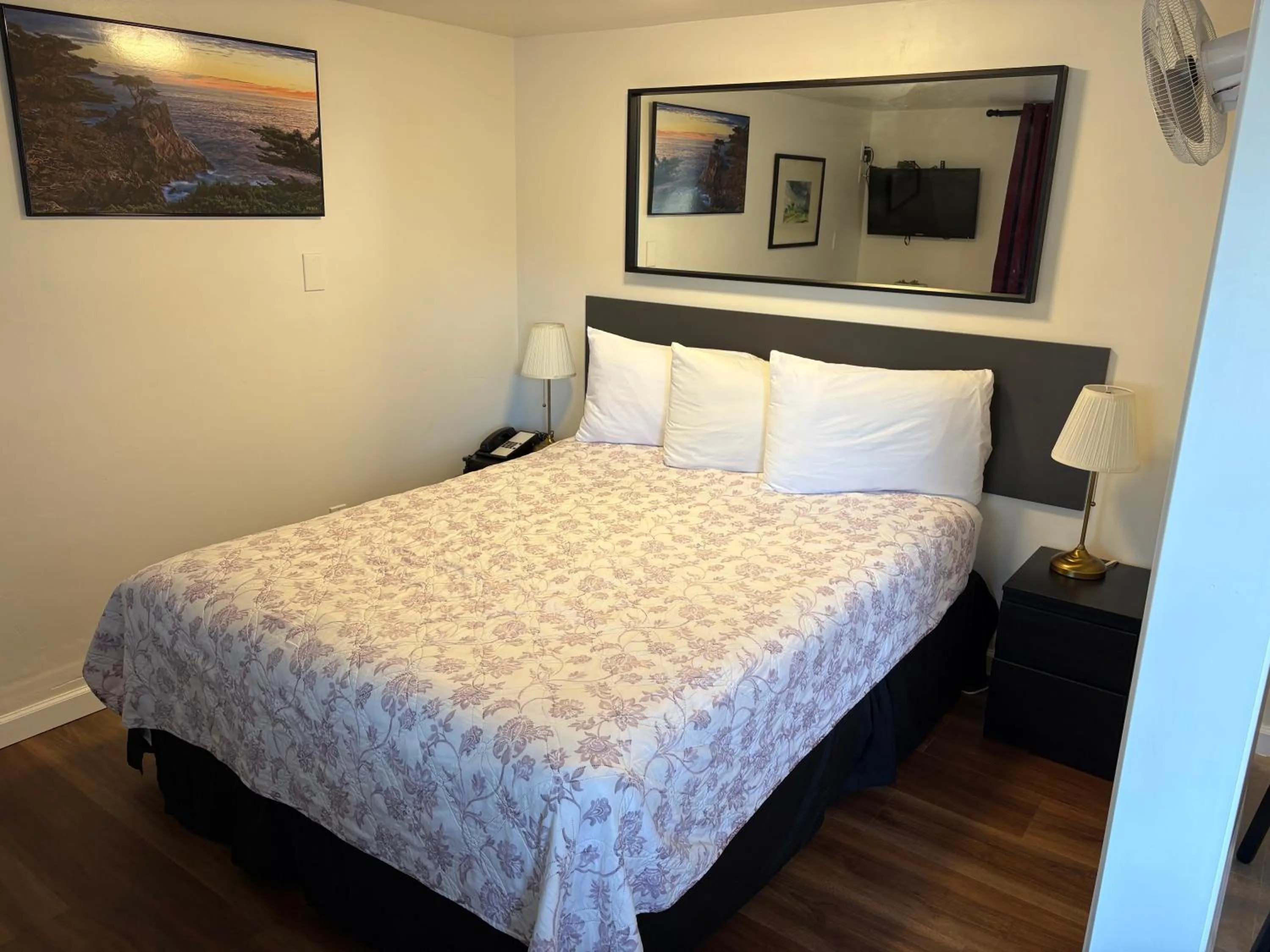 Bed in Bide-A-Wee Inn and Cottages