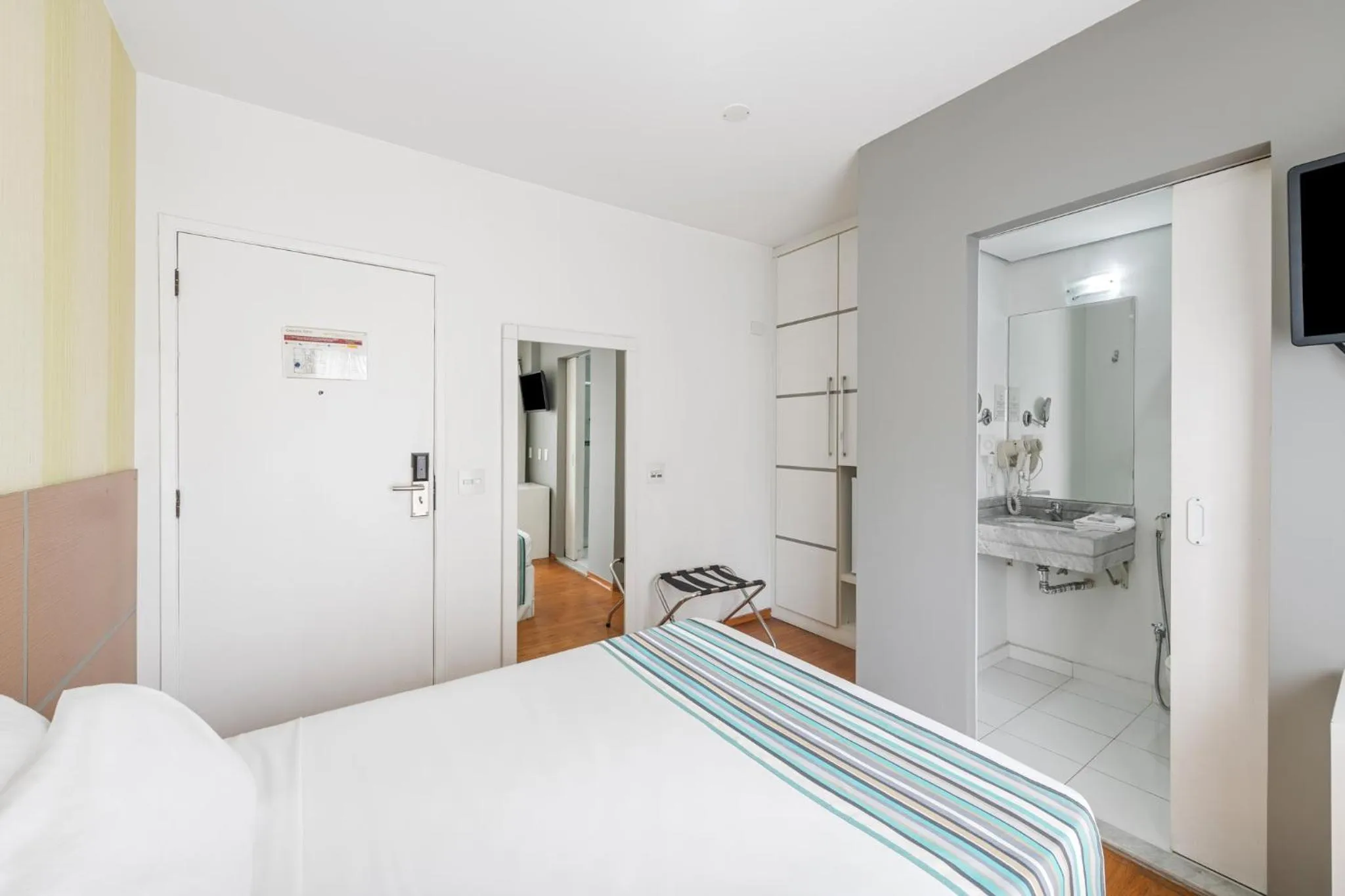 Shower, Bed in Capcana Hotel Jardins