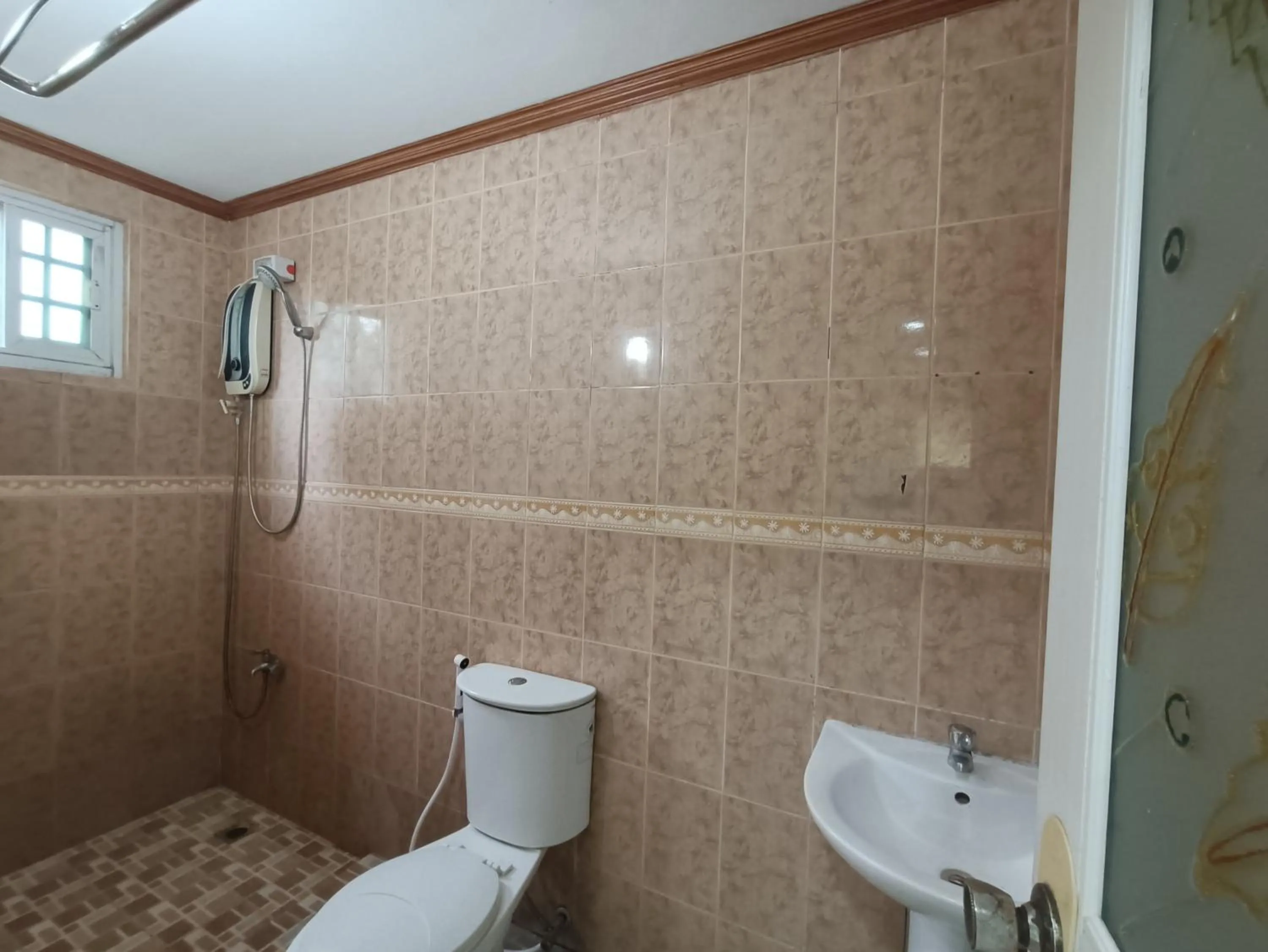 Shower in La Gracia Apartelle