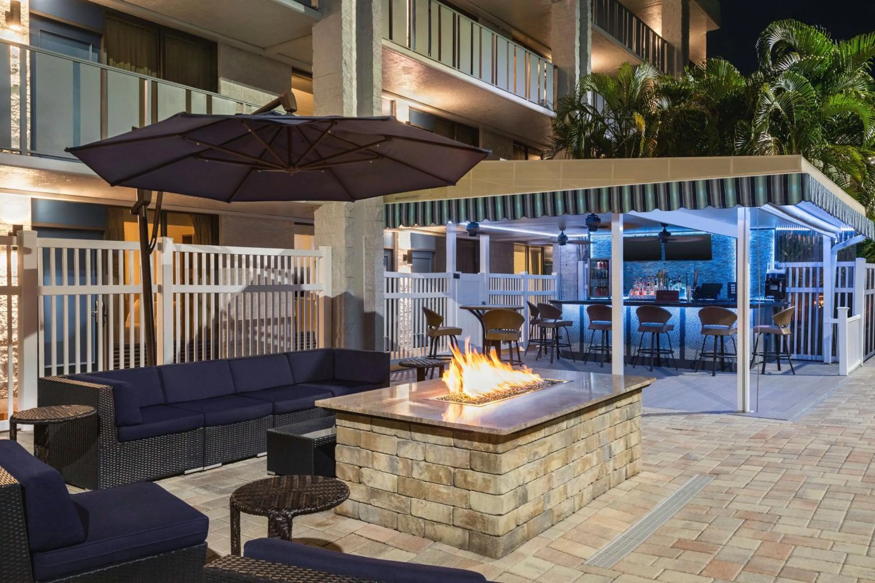 Lounge or bar in Spark by Hilton Sarasota Siesta Key Gateway