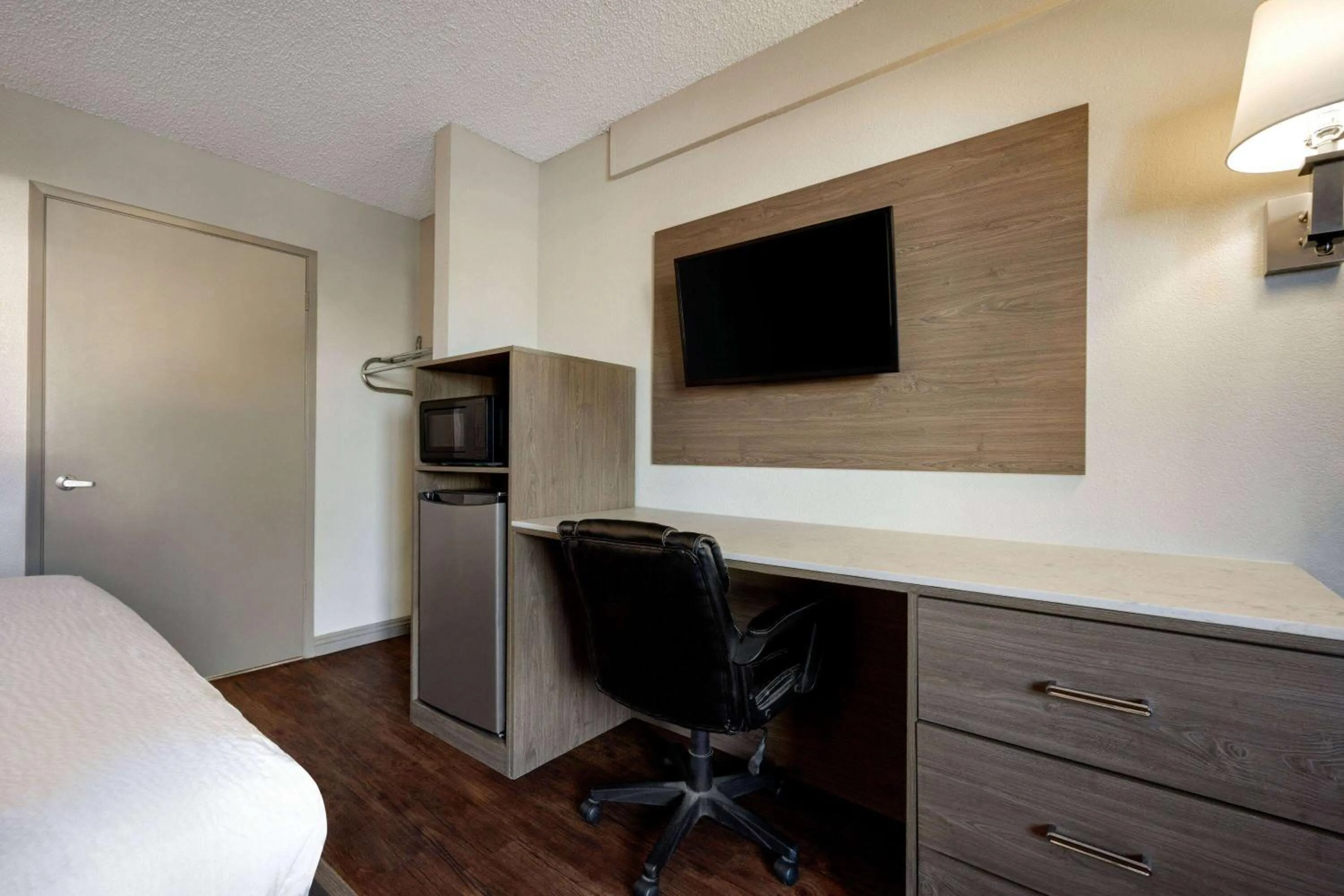 Photo of the whole room, Bed in Days Inn by Wyndham Fresno South