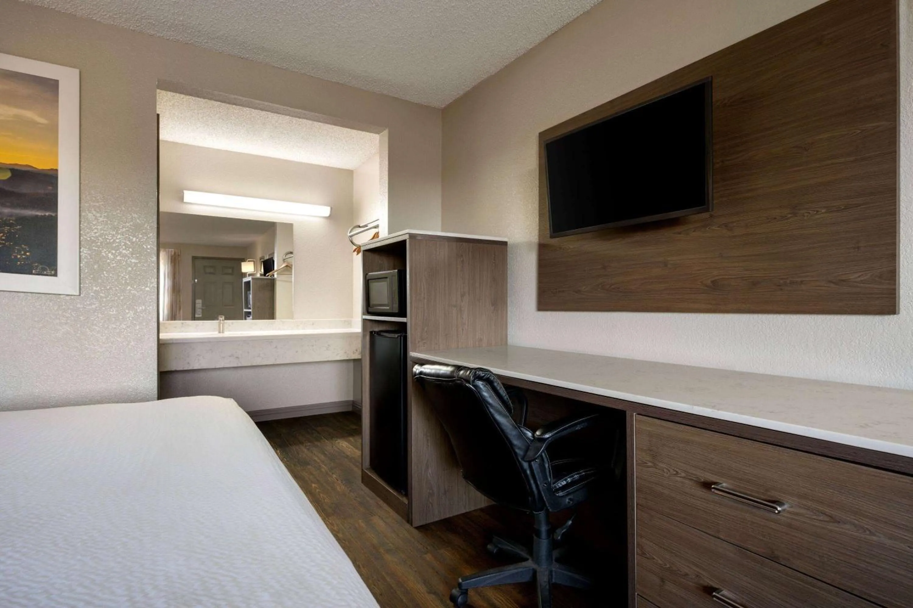 Photo of the whole room, Bed in Days Inn by Wyndham Fresno South